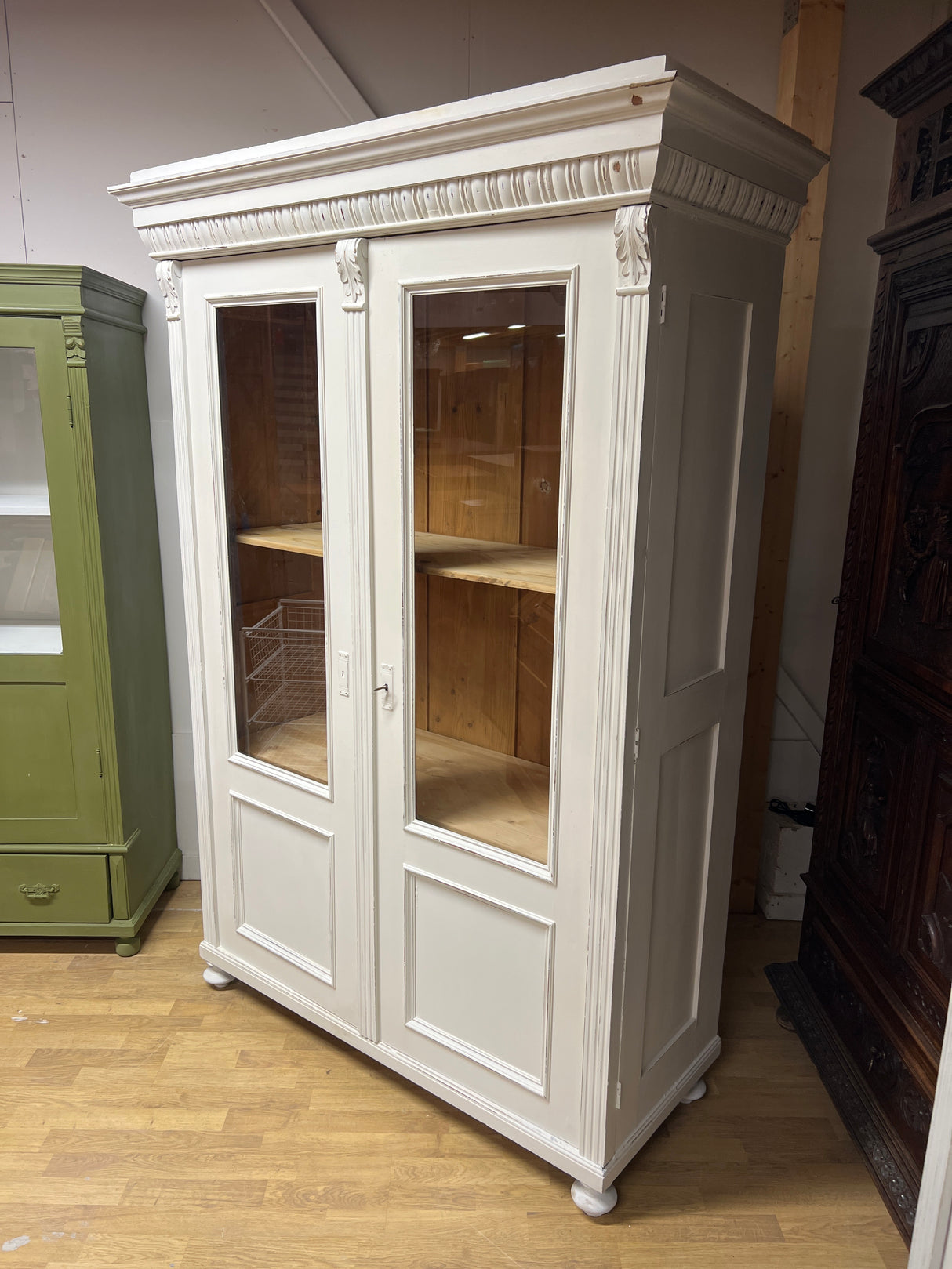 Vitriinikaappi valkoinen L. 131cm, S. 57,5cm ja K. 193cm