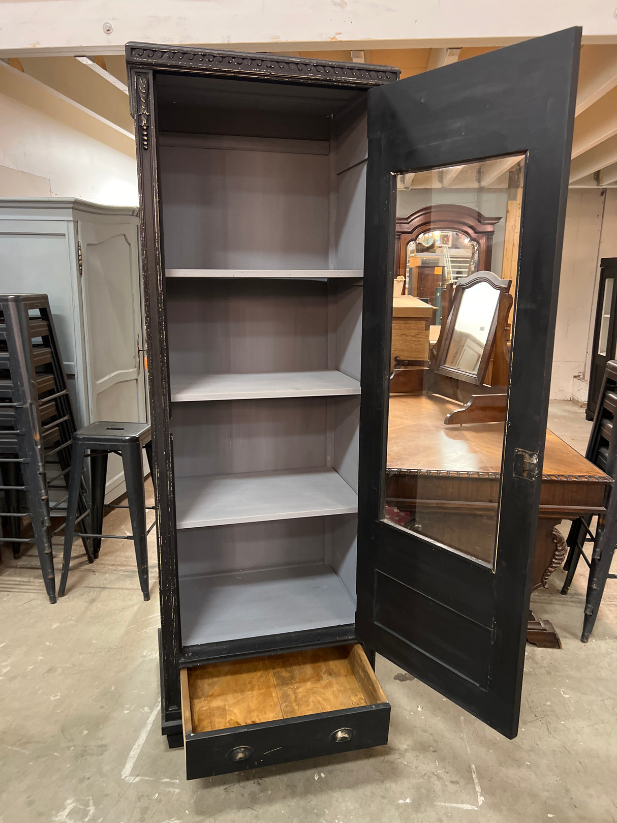 Kaunis empire vitriini L. 72,5cm, S. 55,5cm ja K. 204cm