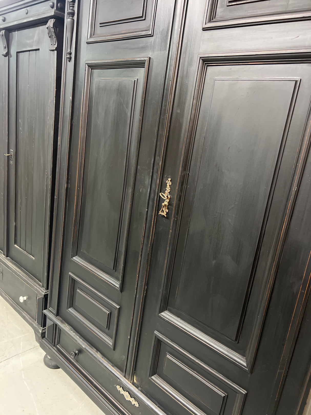 Upea musta vaatekaappi L. 129cm, S. 59cm ja K. 191cm