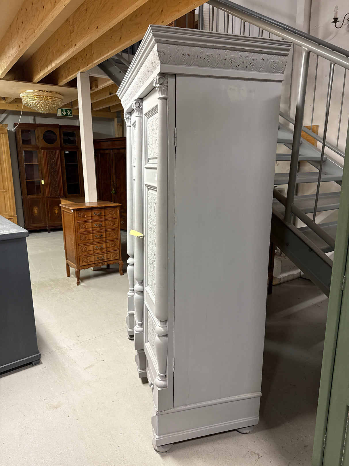 Upea helmenharmaa antiikkikaappi