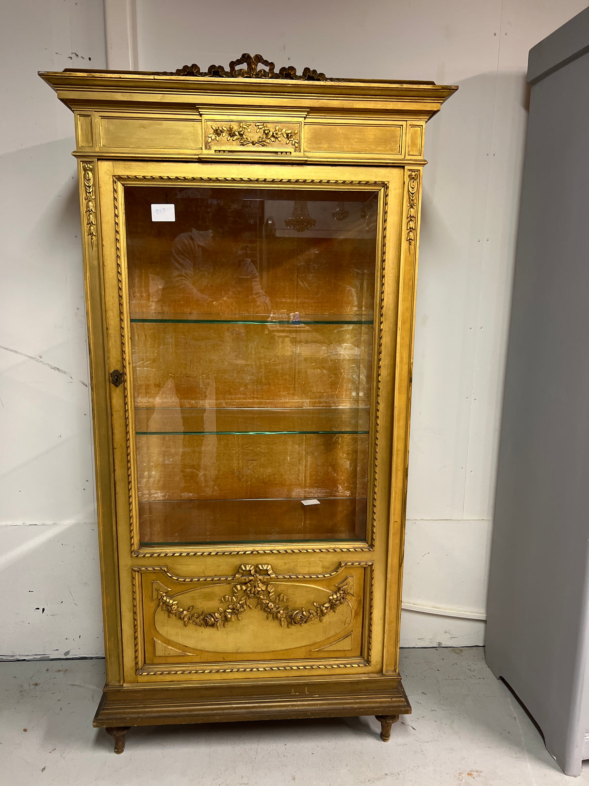 Empire vitriinikaappi L. 86cm, S. 40,5cm ja K. 169cm.