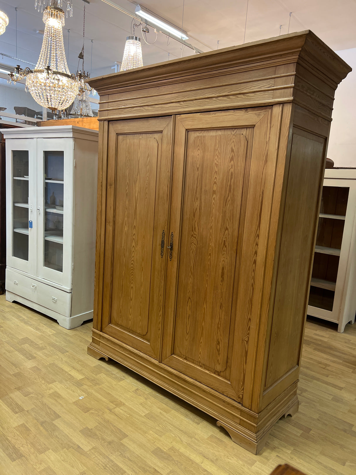 Upea vaatekaappi L. 177cm, S. 67,5cm ja K. 226cm