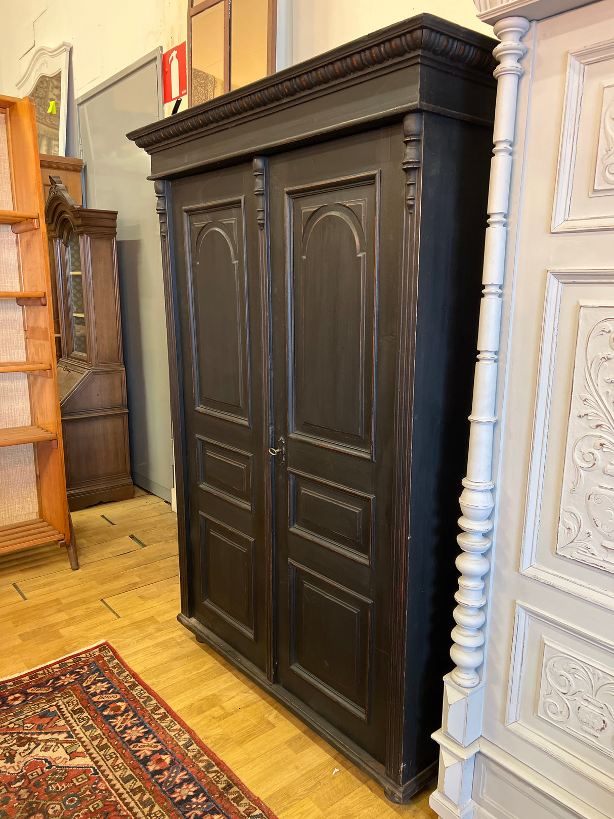 Musta vaatekaappi 1920-luvun unkarista L.119,5cm, S. 53,5cm ja K. 178cm.