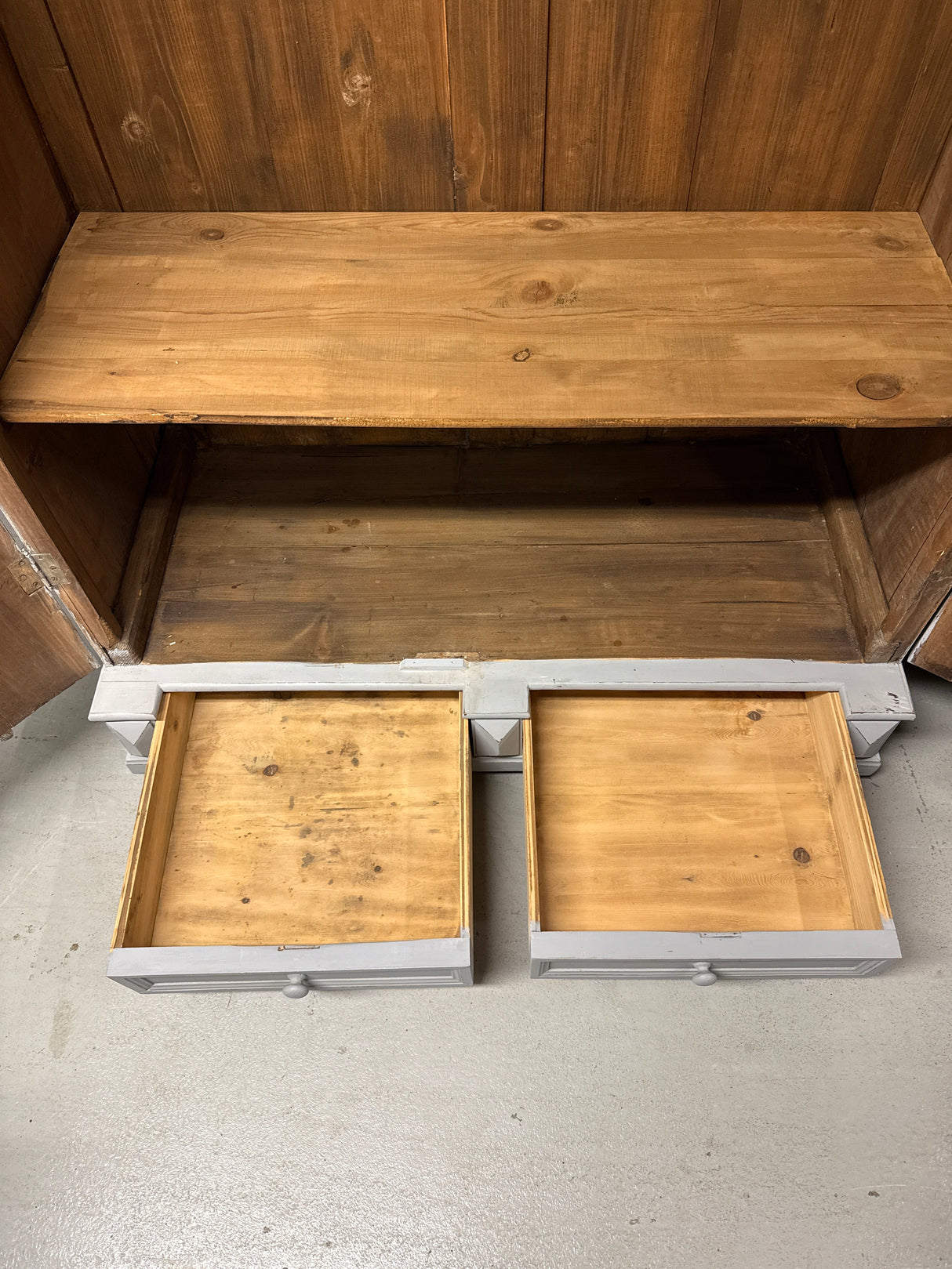 Upea helmenharmaa antiikkikaappi