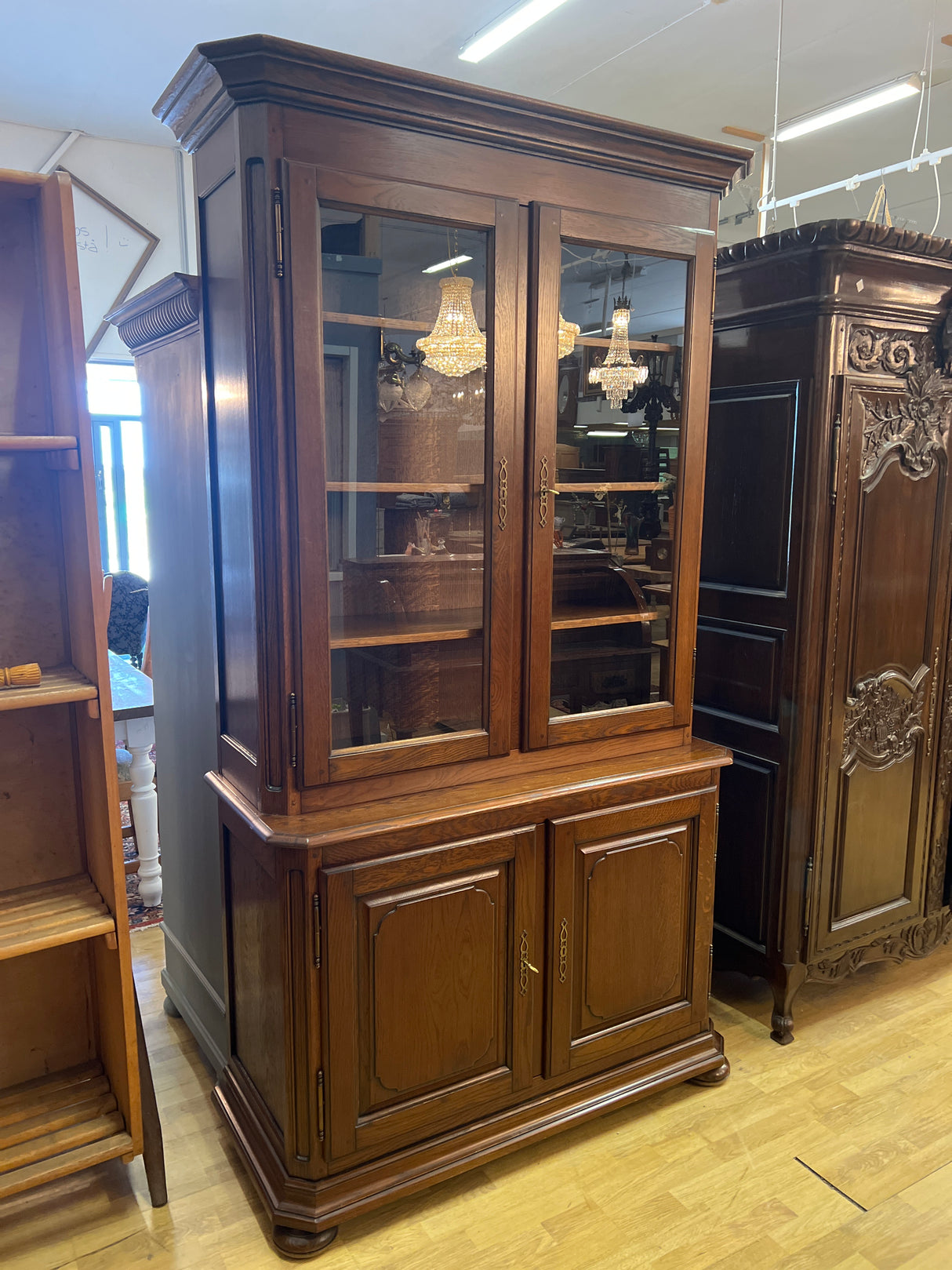 Tyylikäs astia/kirjakaappi L. 121cm, S. 51cm ja K. 225cm