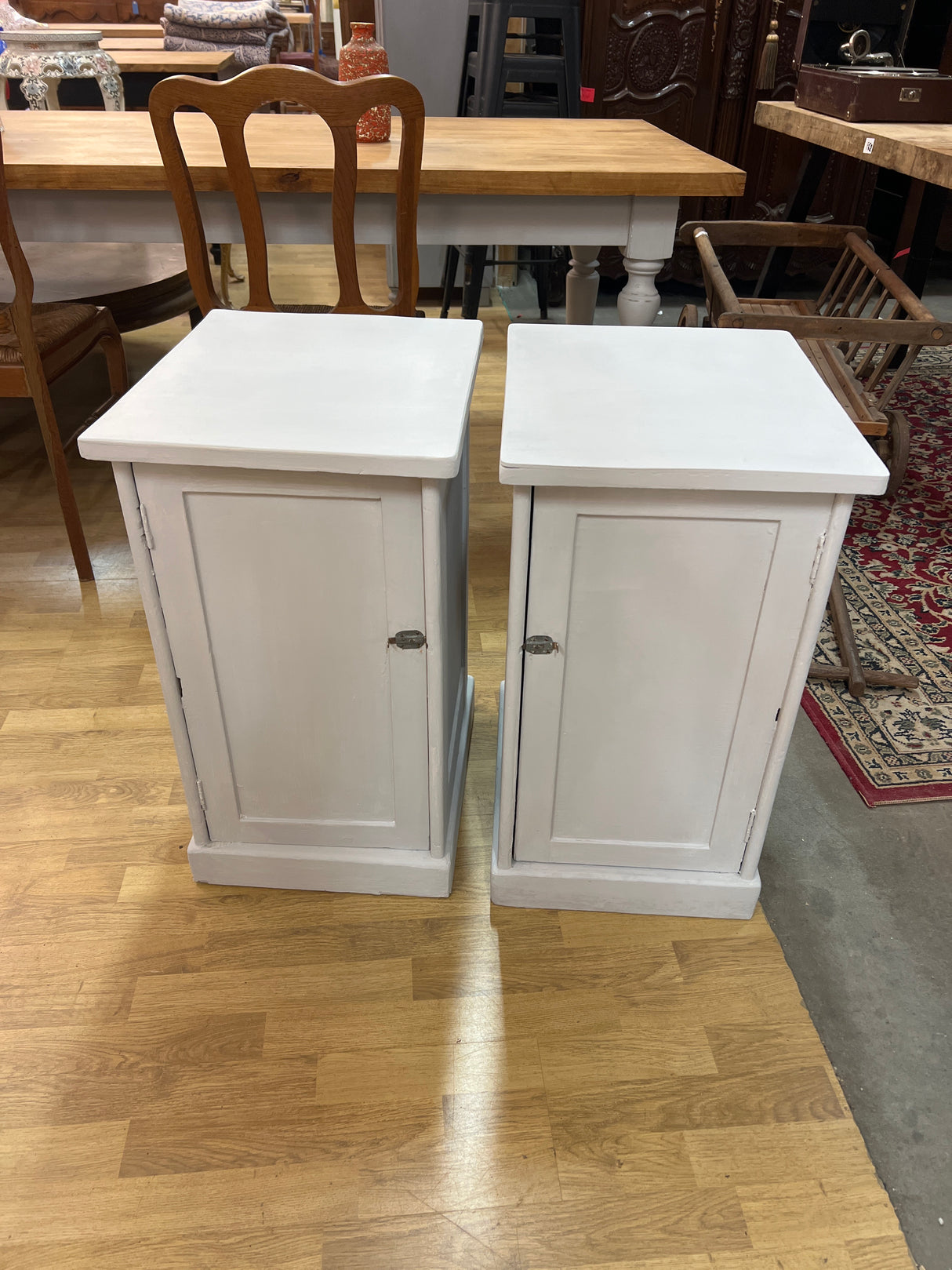 Yöpöytä pari L. 39cm, S. 48cm ja K. 68cm