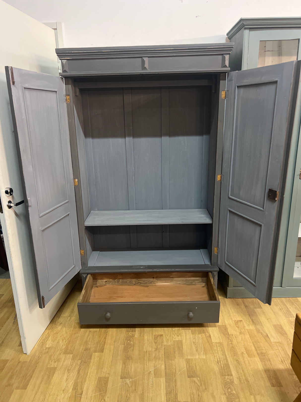 Upea harmaa vaatekaappi L. 110cm, S. 47cm ja K. 186,5cm.
