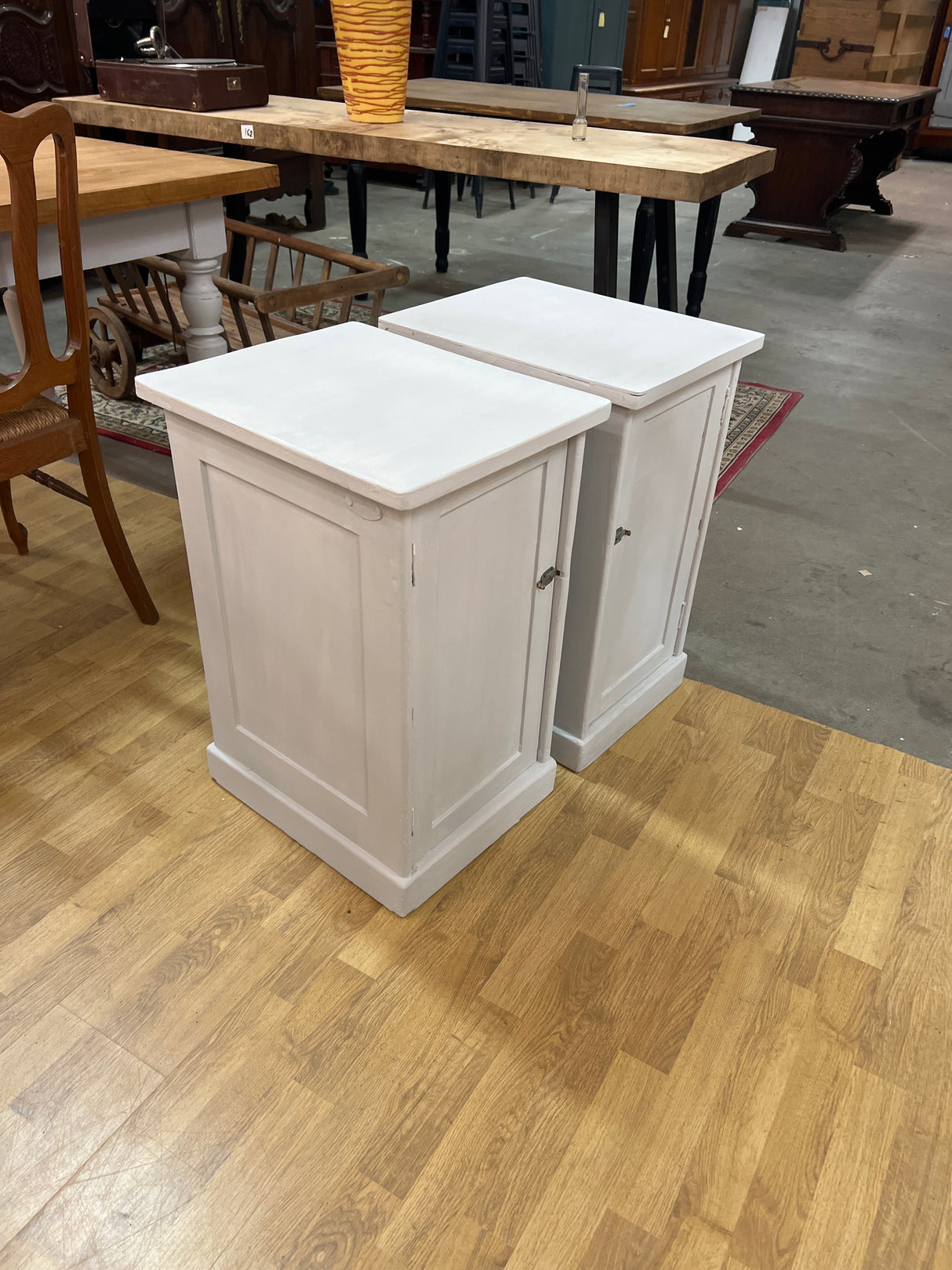 Yöpöytä pari L. 39cm, S. 48cm ja K. 68cm