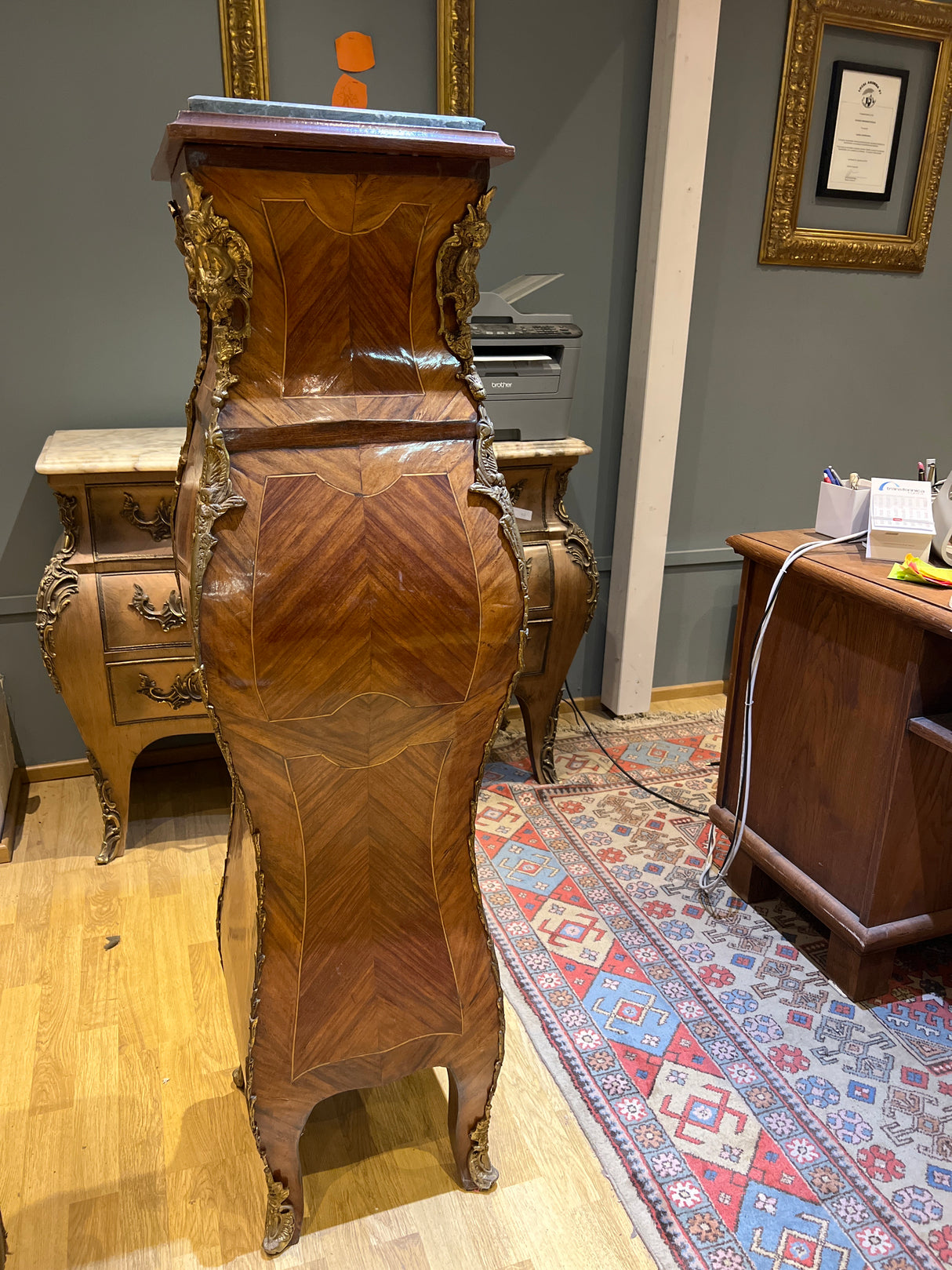 Upea Italialainen kukkapylväs L. 37cm, S. 37cm ja K. 137cm