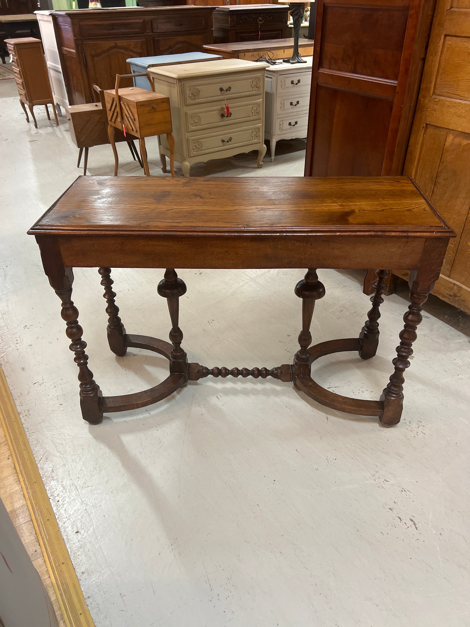 Kierrebarokki siivupöytä L. 112cm, S. 43,5cm ja K. 76cm.