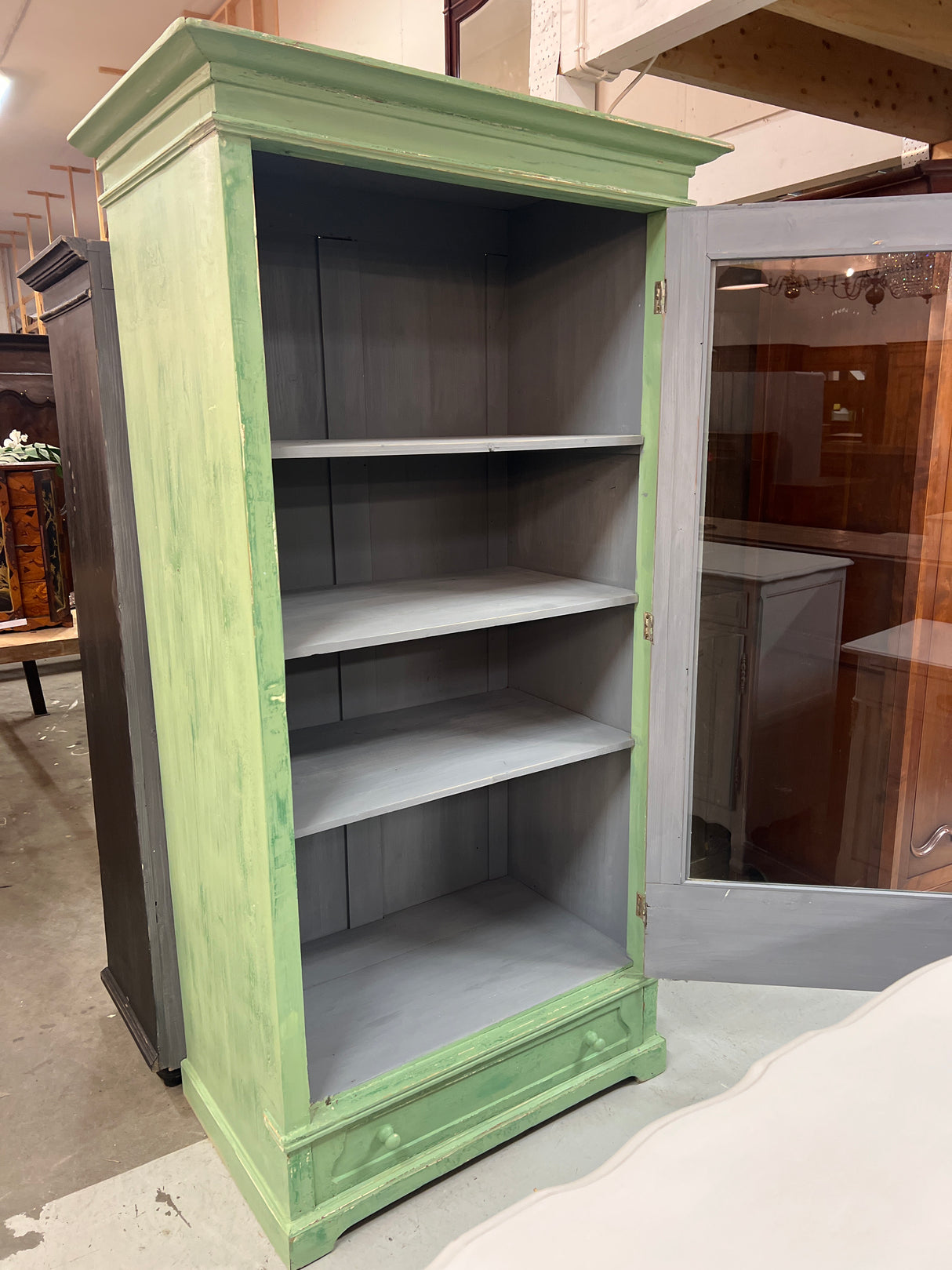 Vitriinikaappi L. 107cm, S. 64,5cm ja K. 205cm