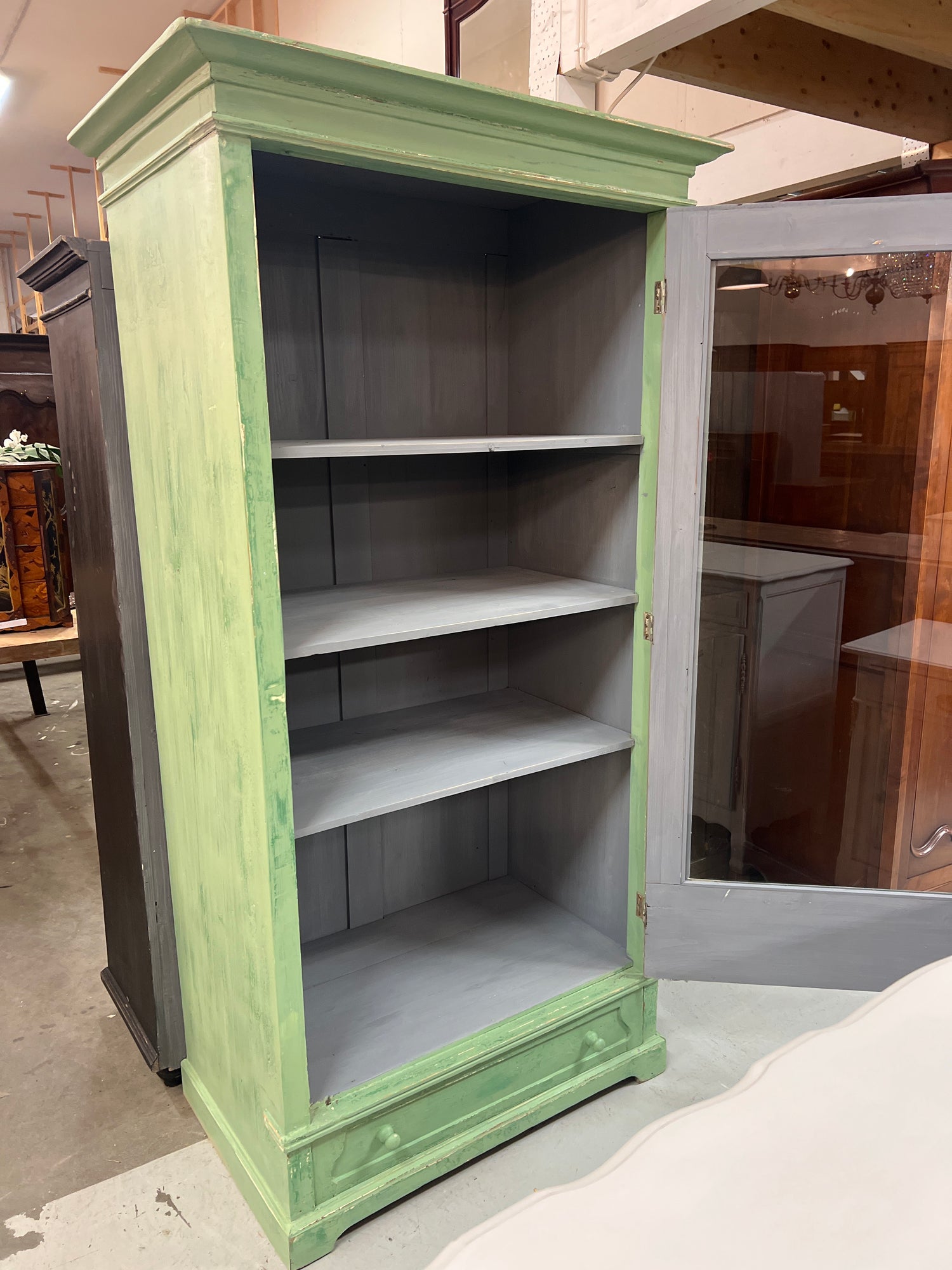 Vitriinikaappi L. 107cm, S. 64,5cm ja K. 205cm