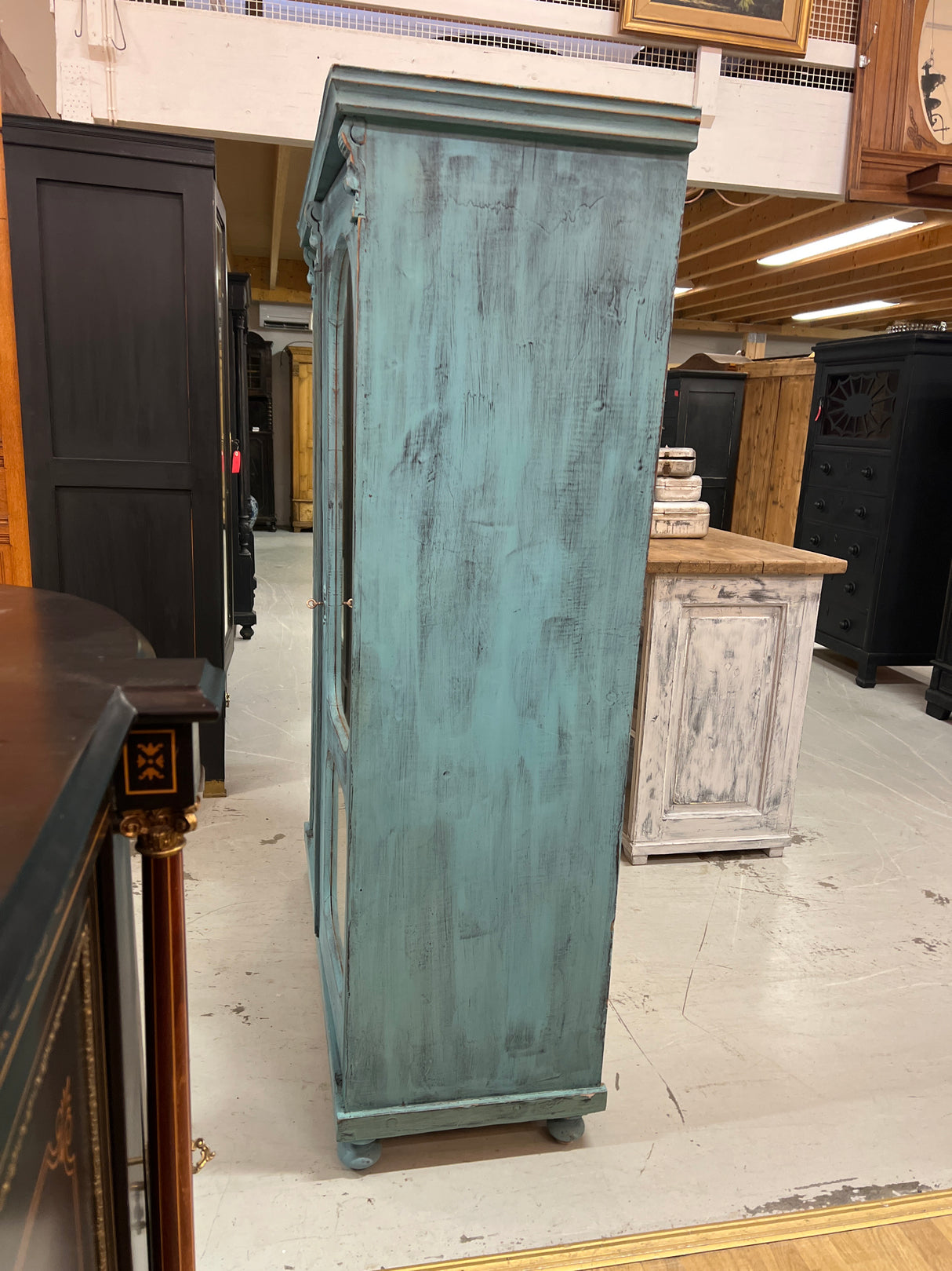 Hieno patinoitunut vaatekaappi peili ovilla. L. 121cm, S. 50cm ja K. 168,5cm