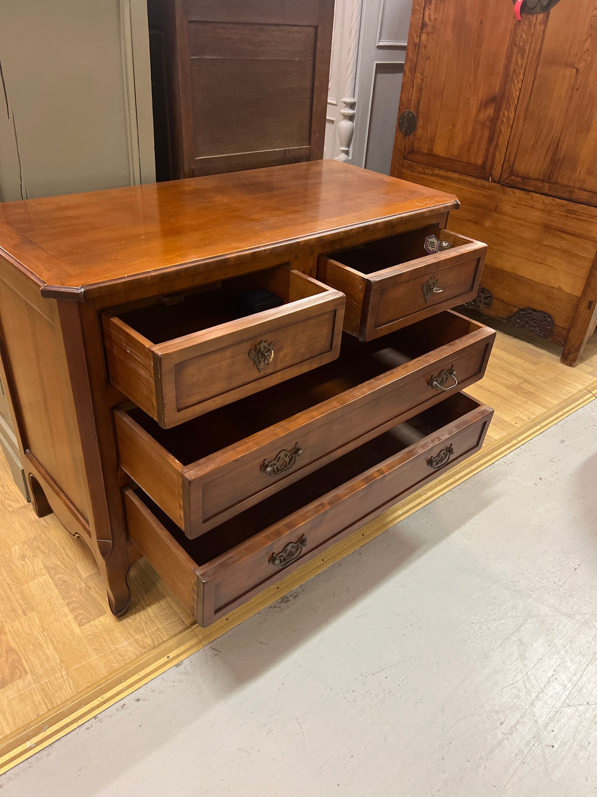 Mahogany chest of drawers with drawers. W. 107.5cm, D. 50cm and H. 82.5cm