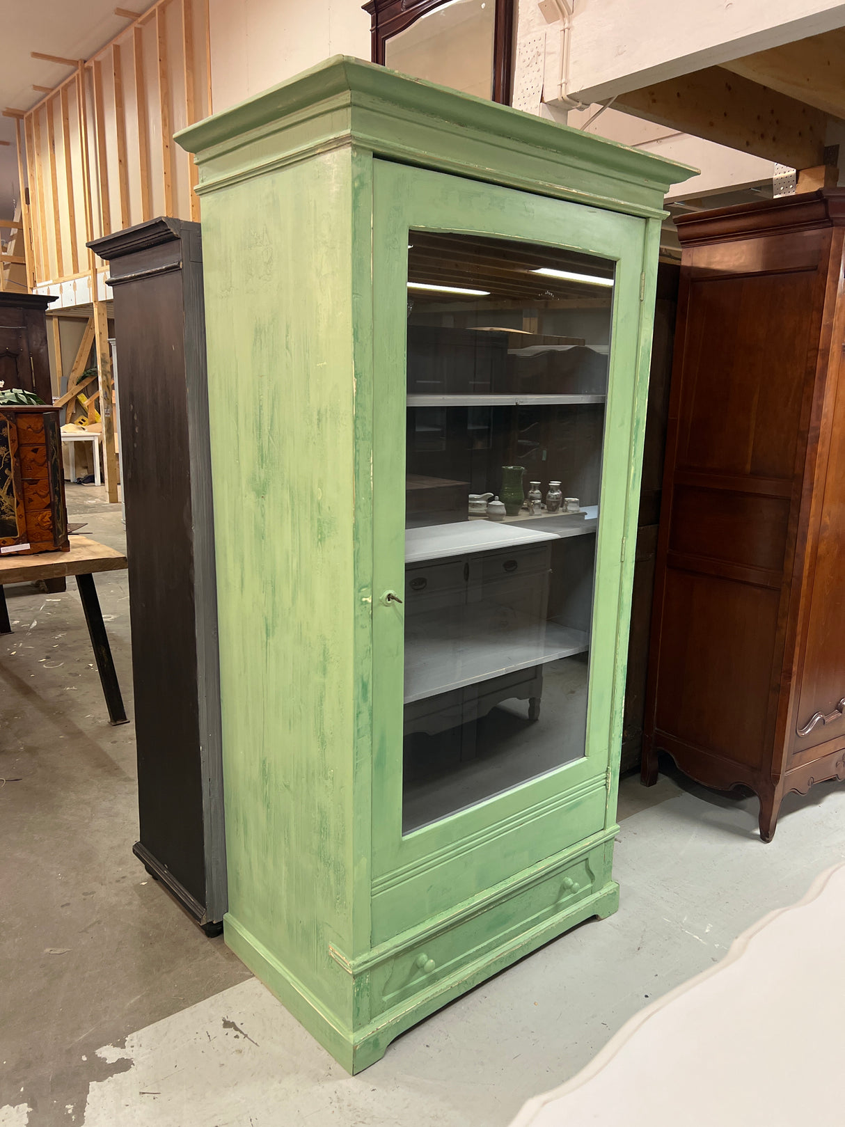 Vitriinikaappi L. 107cm, S. 64,5cm ja K. 205cm