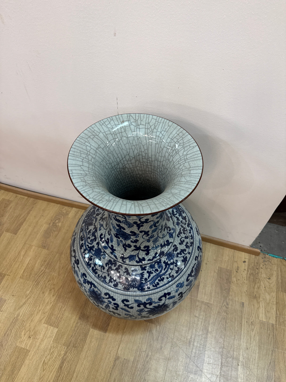 Magnificent Chinese vase L.76cm, H.46cm