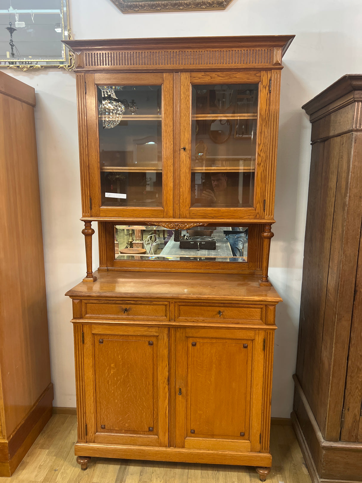 Astiakaappi L. 105cm, S. 49cm ja K. 219cm