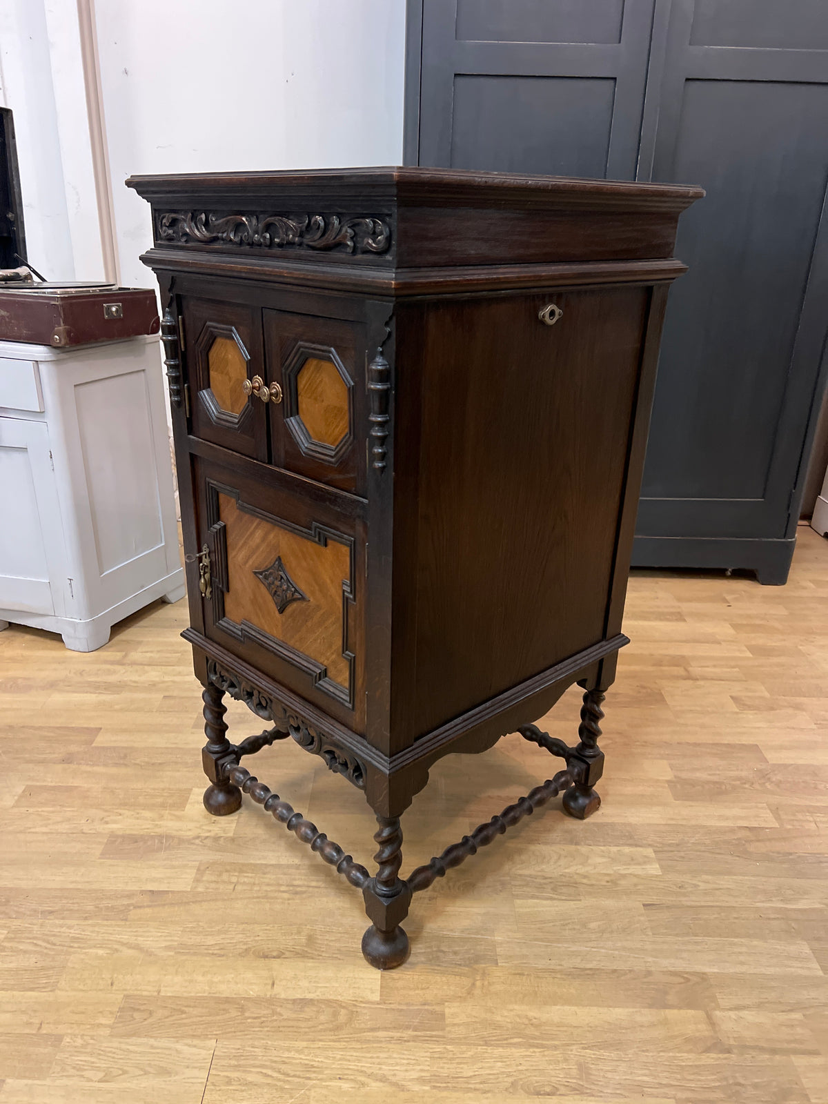 Gramofoni kaappi L. 54cm, S. 58cm ja K. 104,5cm