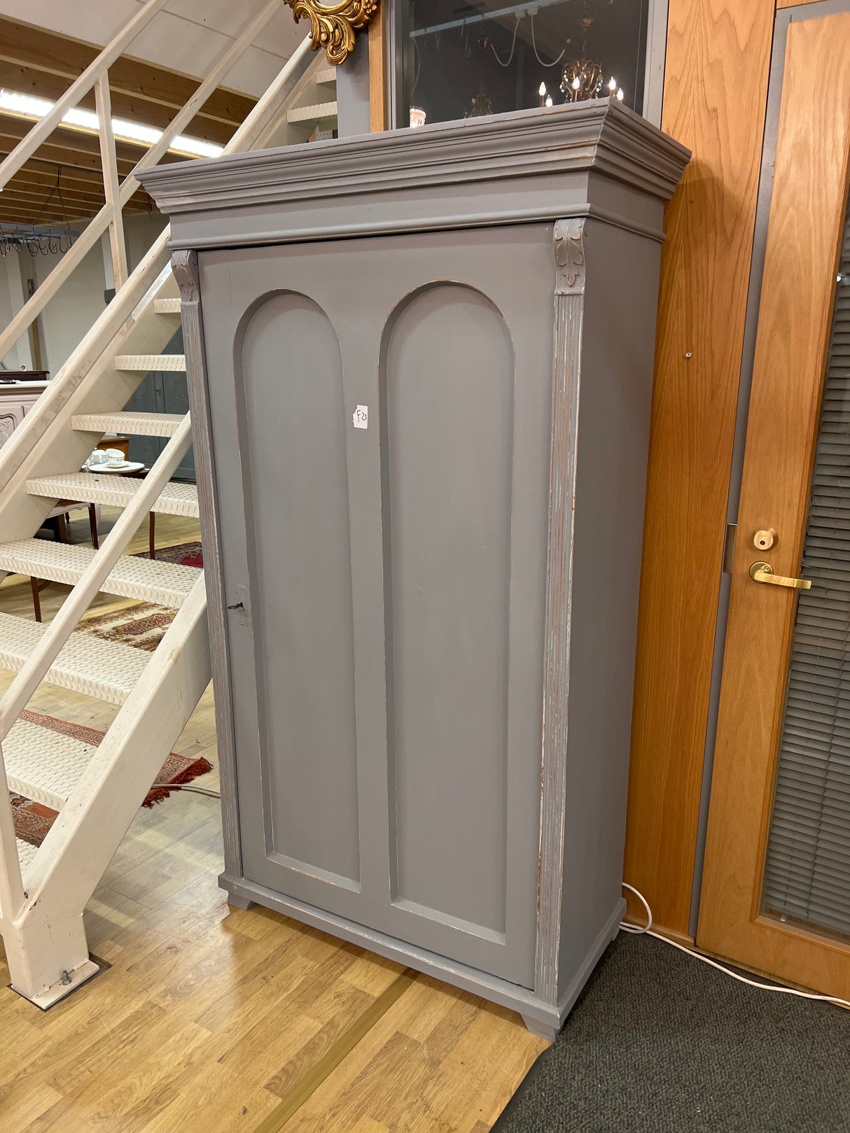 Yksiovinen vaatekaappi