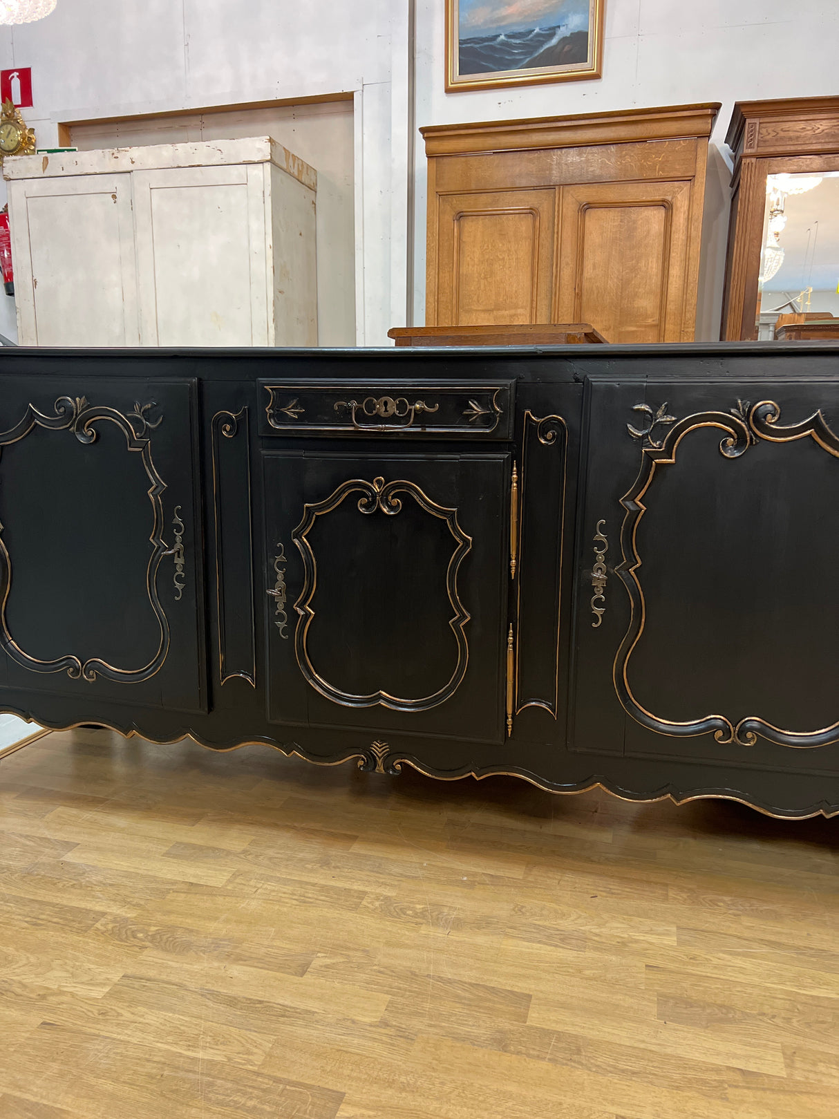 Tyrmäävän kaunis Rokokoo senkki. L. 213cm, S. 50,5cm ja K. 101cm.