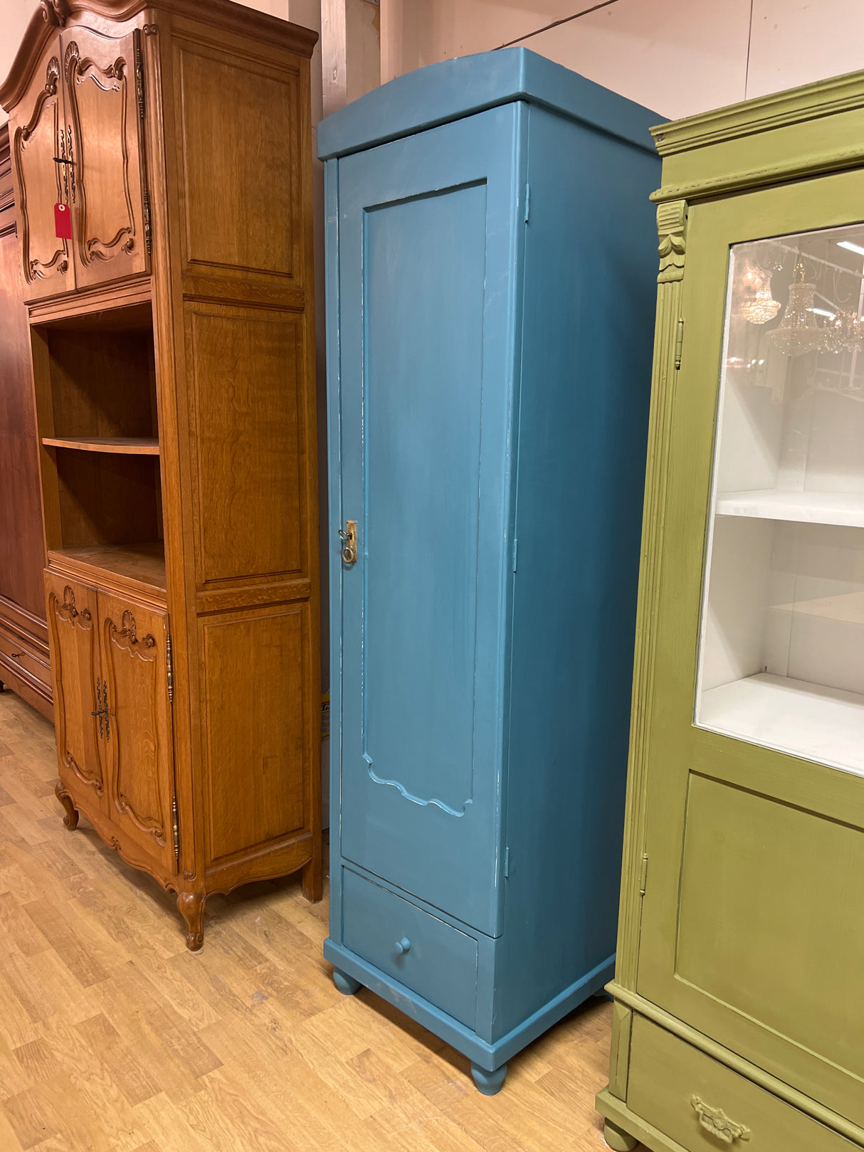 Kapea hyllykaappi 1910-luvulta unkarista L. 52,5cm, S. 53cm ja K. 192,5cm