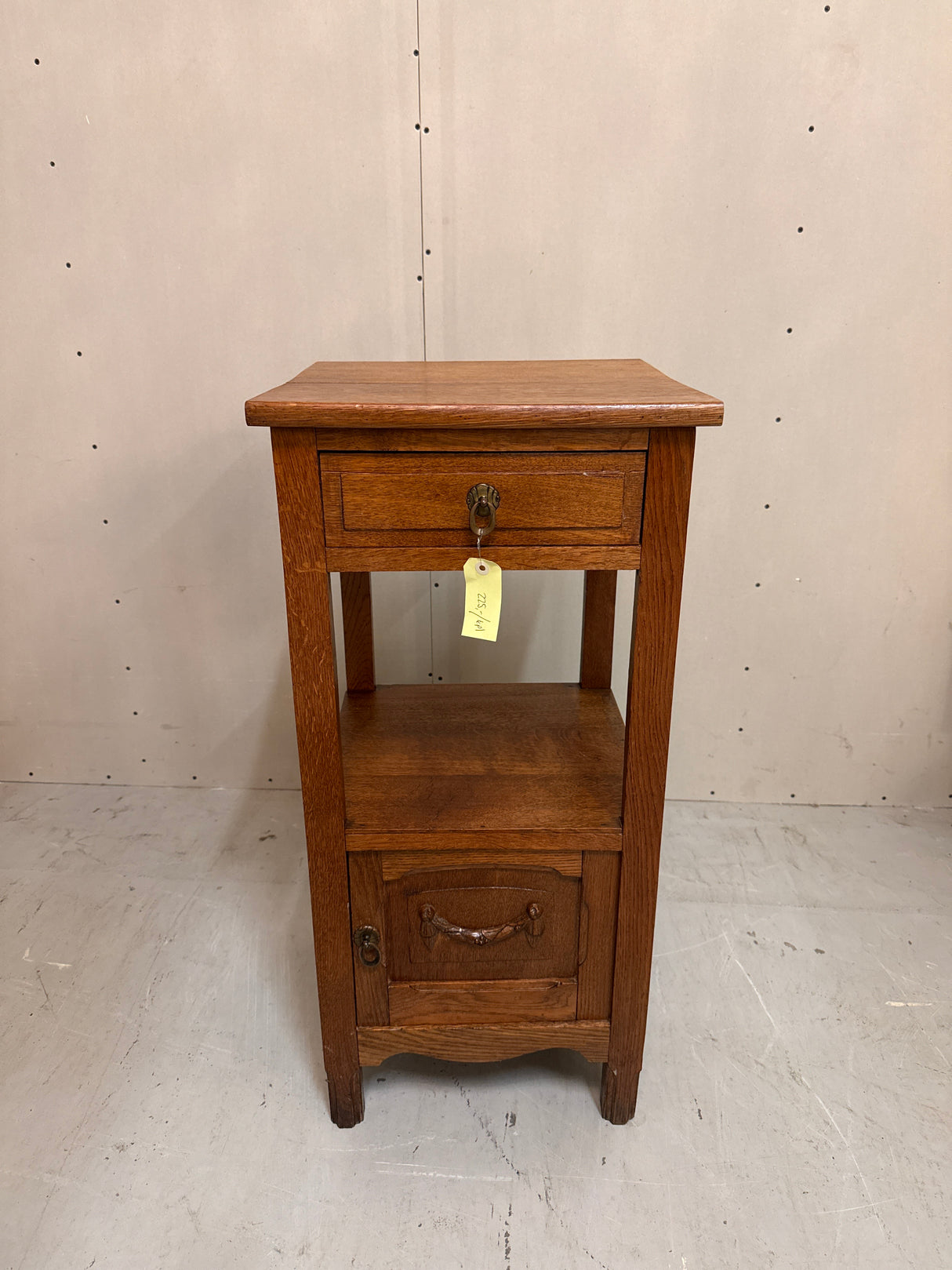 Pieni lipasto / yöpöytä L.41cm, S.41cm, K.87cm