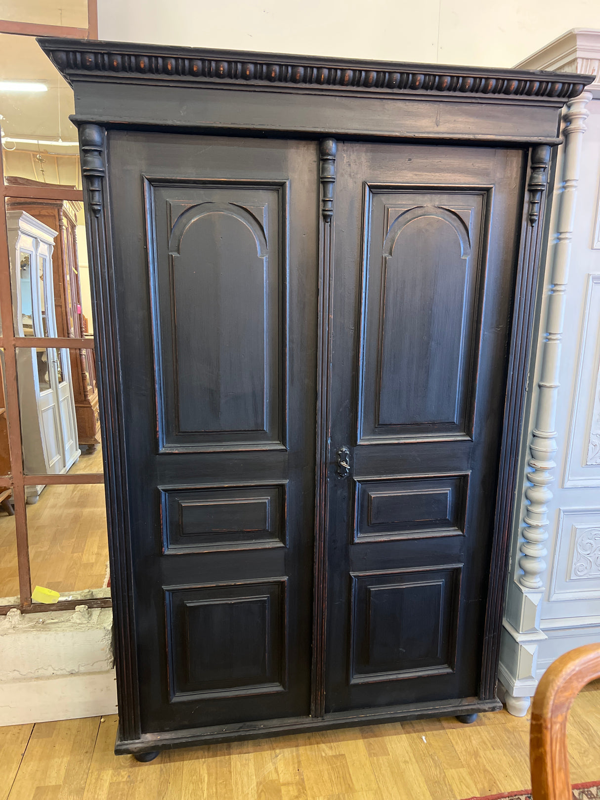 Musta vaatekaappi 1920-luvun unkarista L.119,5cm, S. 53,5cm ja K. 178cm.