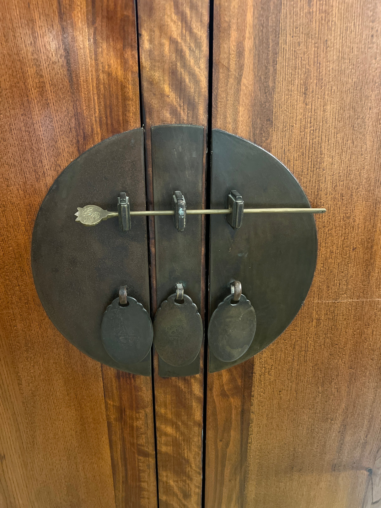 Jalopuinen kaappi L. 112cm, S.52cm ja K. 179cm