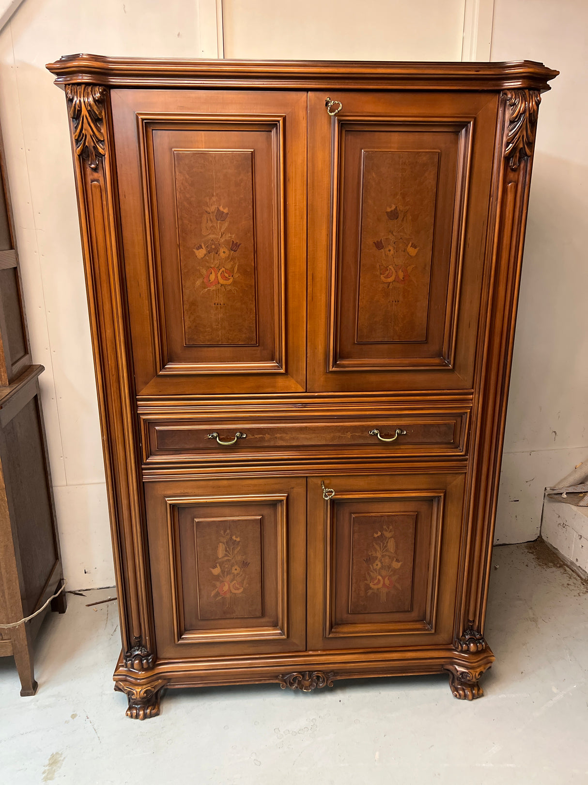 Stunning cabinet / breakfast cabinet W. 120cm, D. 68cm and H. 185cm