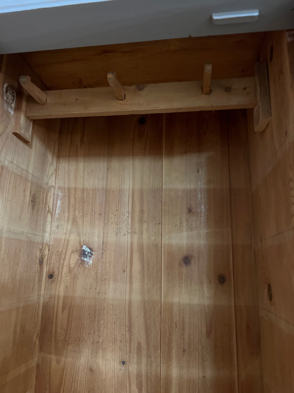 Vaaleanharmaa vaatekaappi