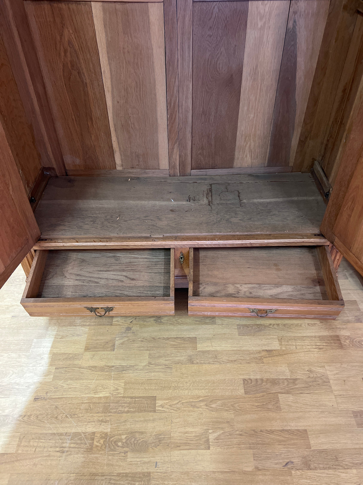 Kaunis tamminen peiliovi vaatekaappi L. 147,5vm, S. 55cm ja K. 240cm