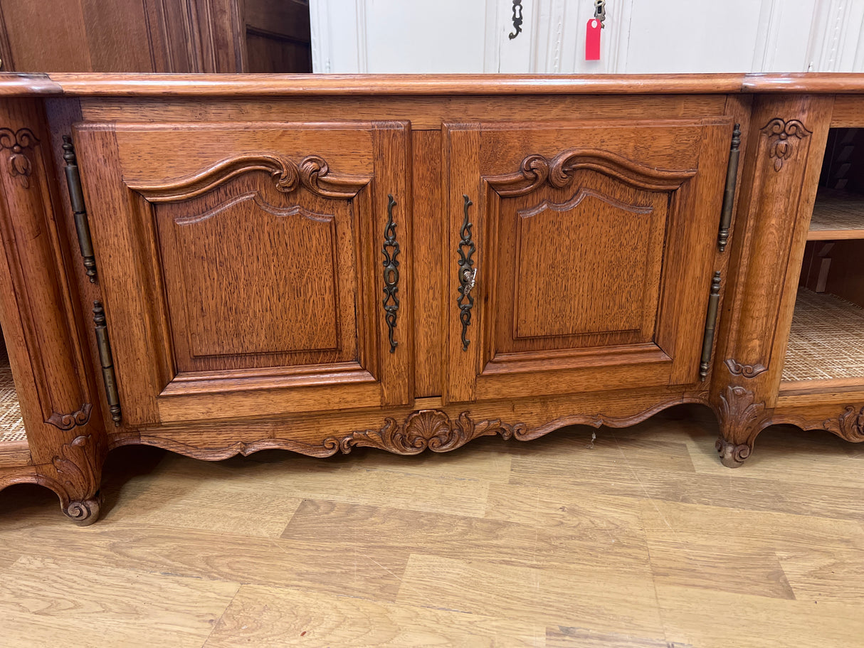 Gorgeous solid oak rococo sideboard / TV stand. W. 144cm, D. 40cm and H. 42.5cm