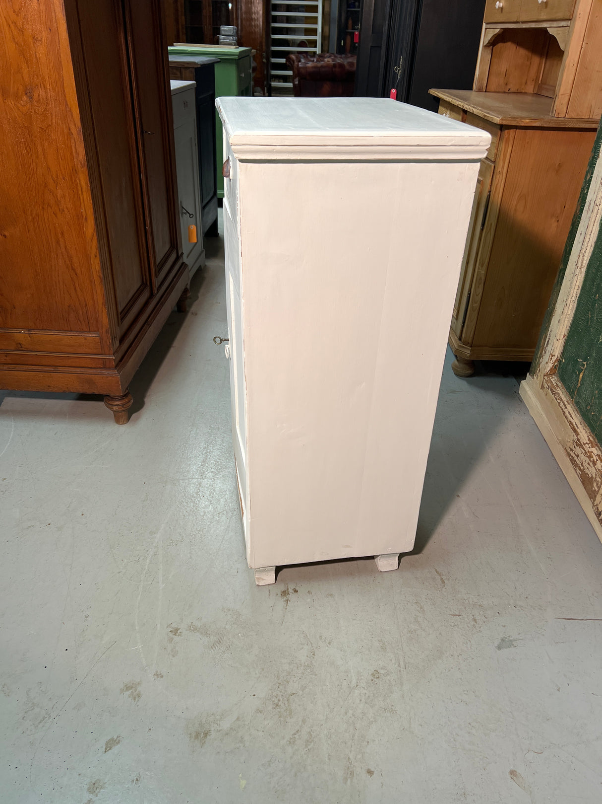 Kaunis valkoinen talonpoikais lipasto L. 56,5cm, S. 40cm ja K. 97cm.