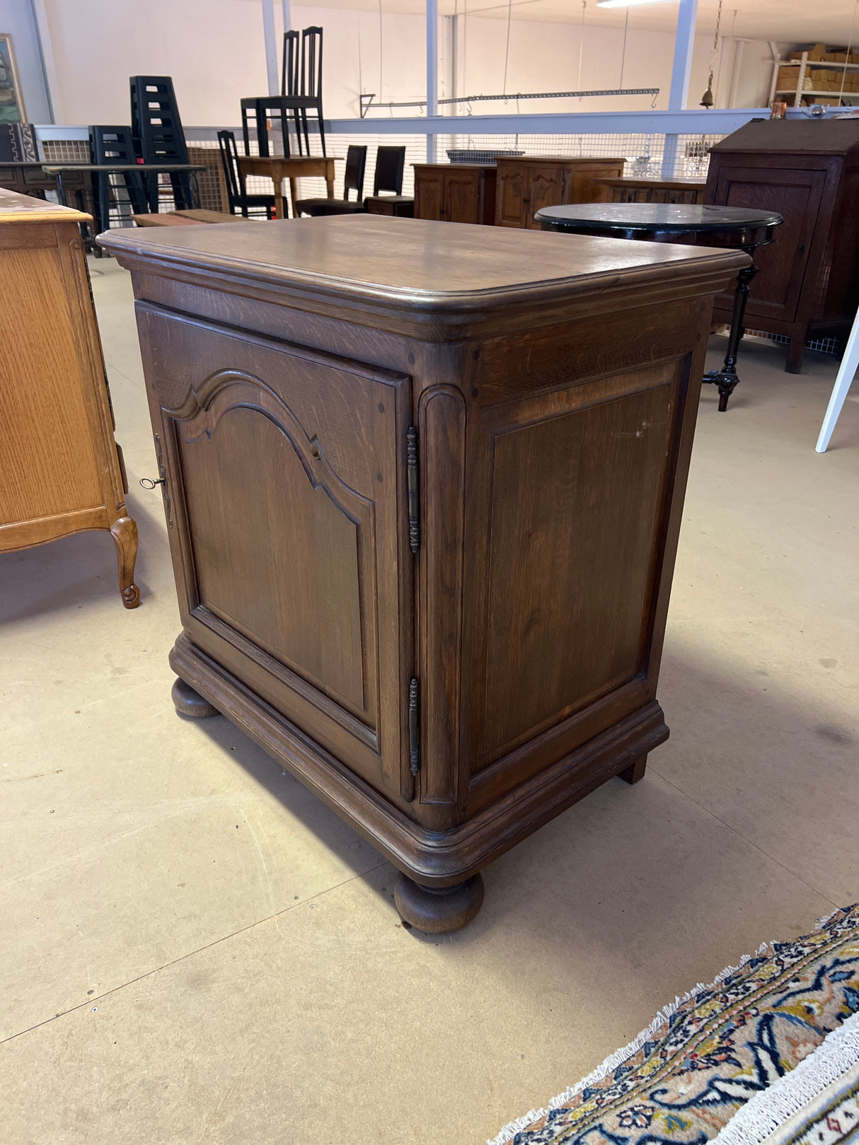 Tamminen mini barokkikaappi. L. 79,5cm, S. 52cm ja K. 84,5cm.