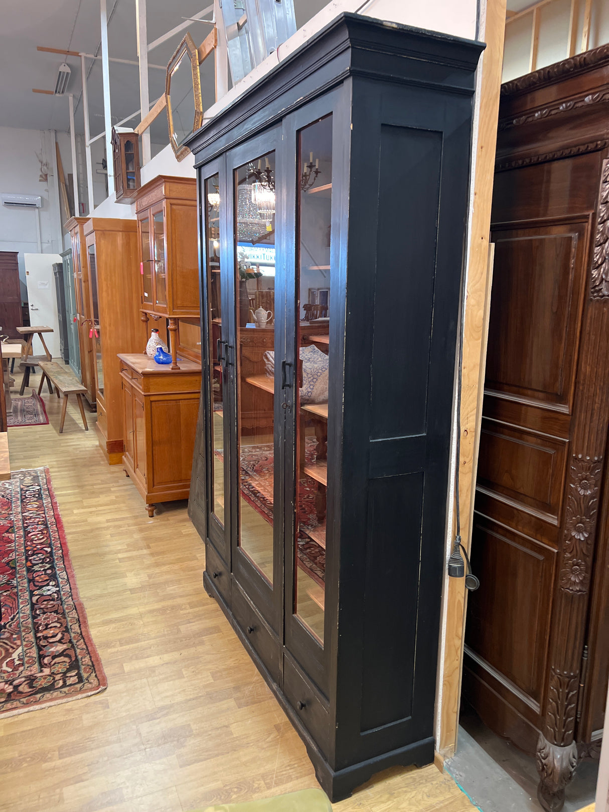 Mahtava kirjakaappi L. 154cm, S, 42cm ja K. 218cm