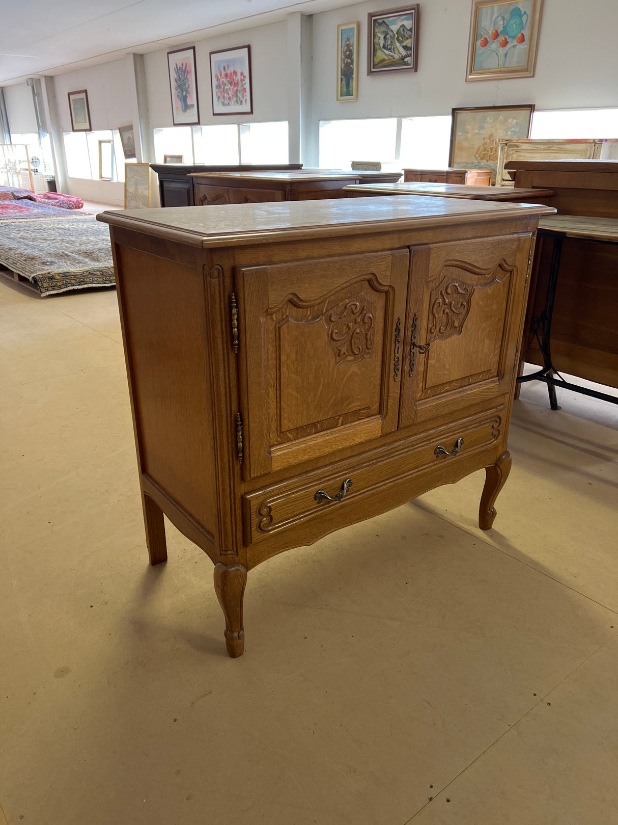 Rokokoo lipasto L. 88,5cm, S. 44,5cm ja K. 84,5cm.