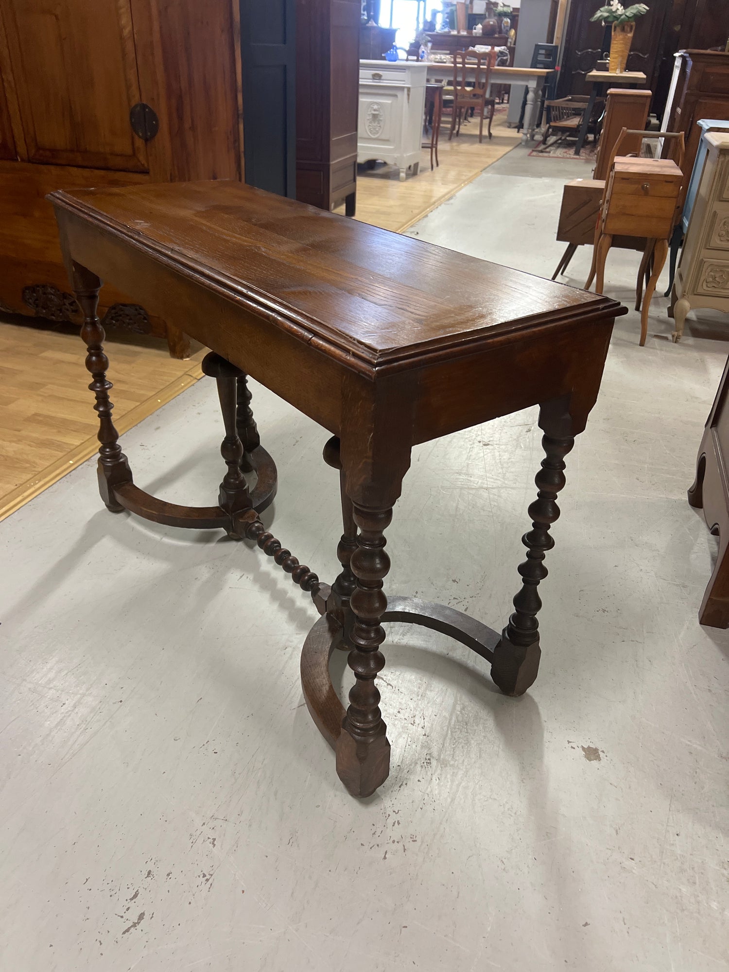 Kierrebarokki siivupöytä L. 112cm, S. 43,5cm ja K. 76cm.