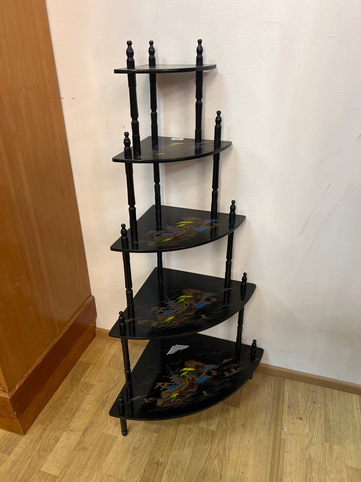 Kiinalainen kukkuhyllykkö K. 121cm, leveys ja syvyys 45cm