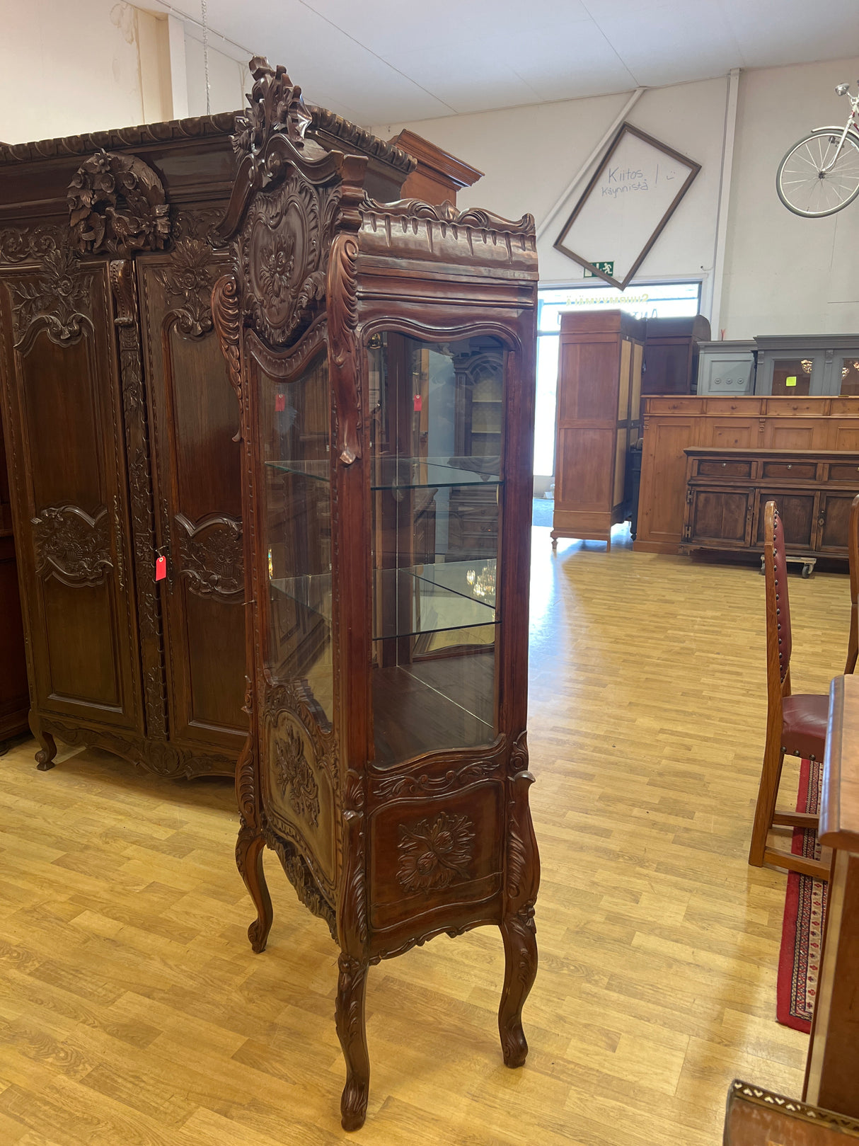 Single-door mahogany display cabinet, W. 67cm, D. 43cm, H. 198.5cm