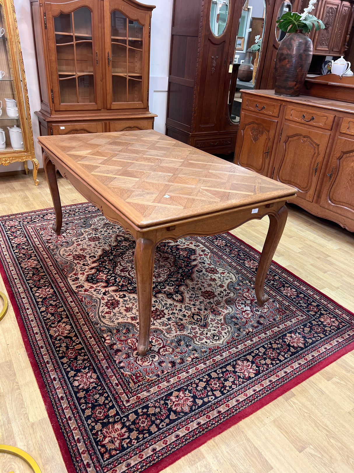 Rokokoo-ruokailupöytä