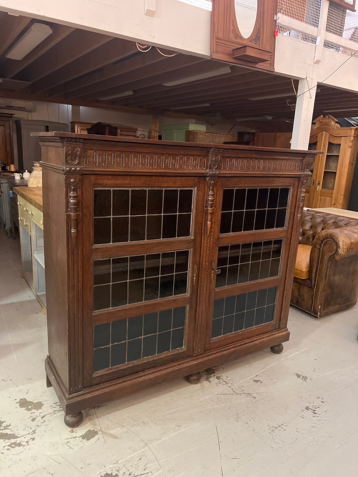 Barokki vitriinikaappi L. 157,5cm, S. 43,5cm ja K. 136cm.