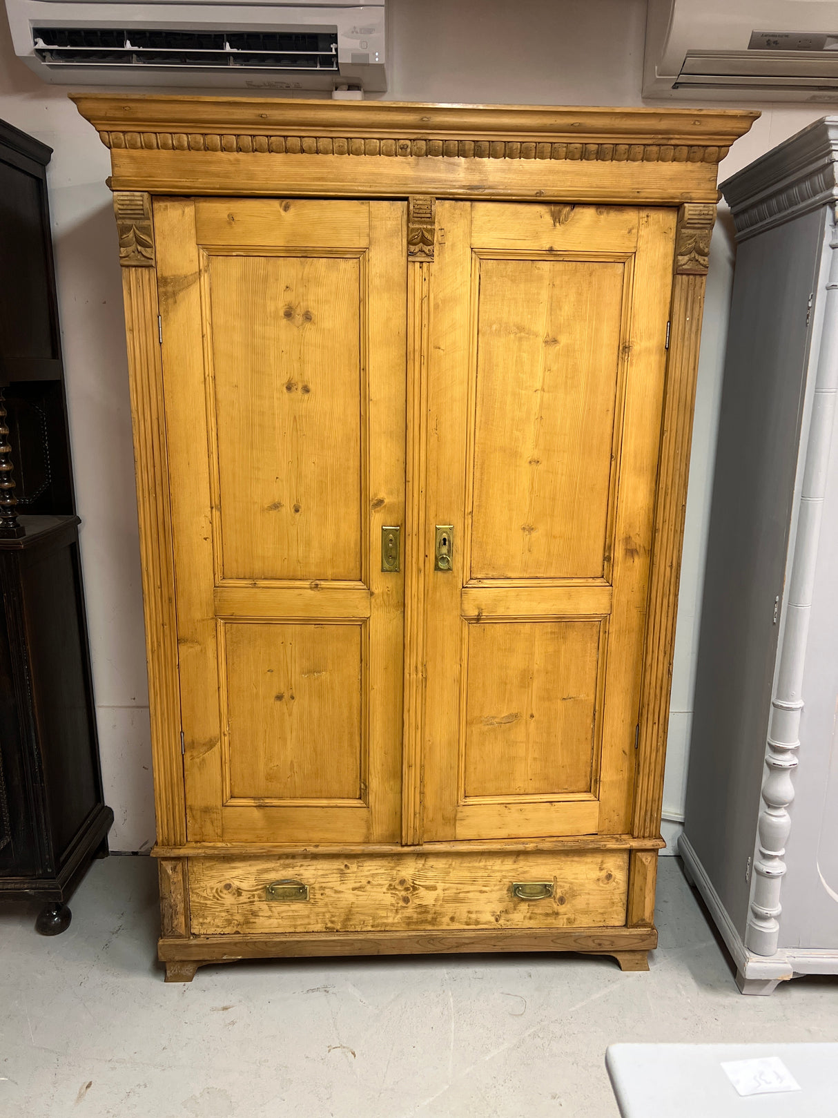 Upea talonpoikais vaatekaappi L. 127,5cm, S. 55cm ja K. 190,5cm