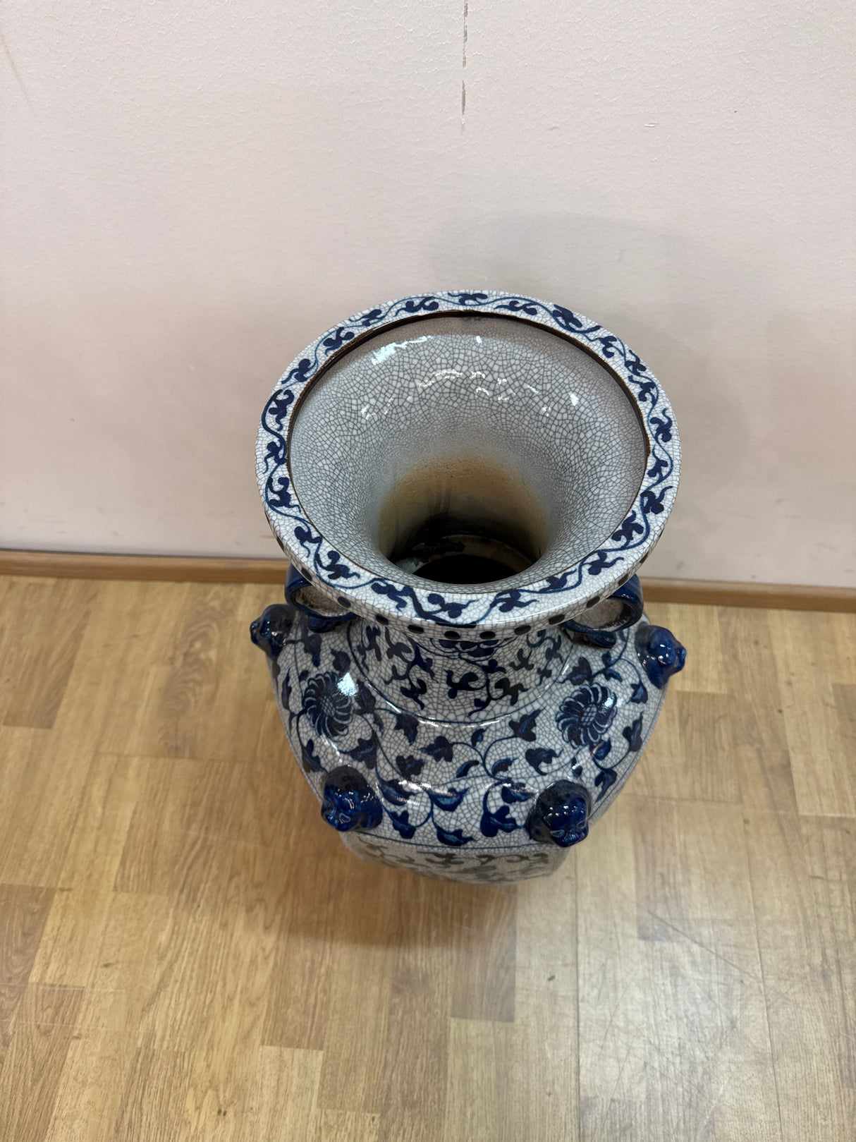 Kaunis posliiniruukku korvakkeilla K.62cm, H.34cm