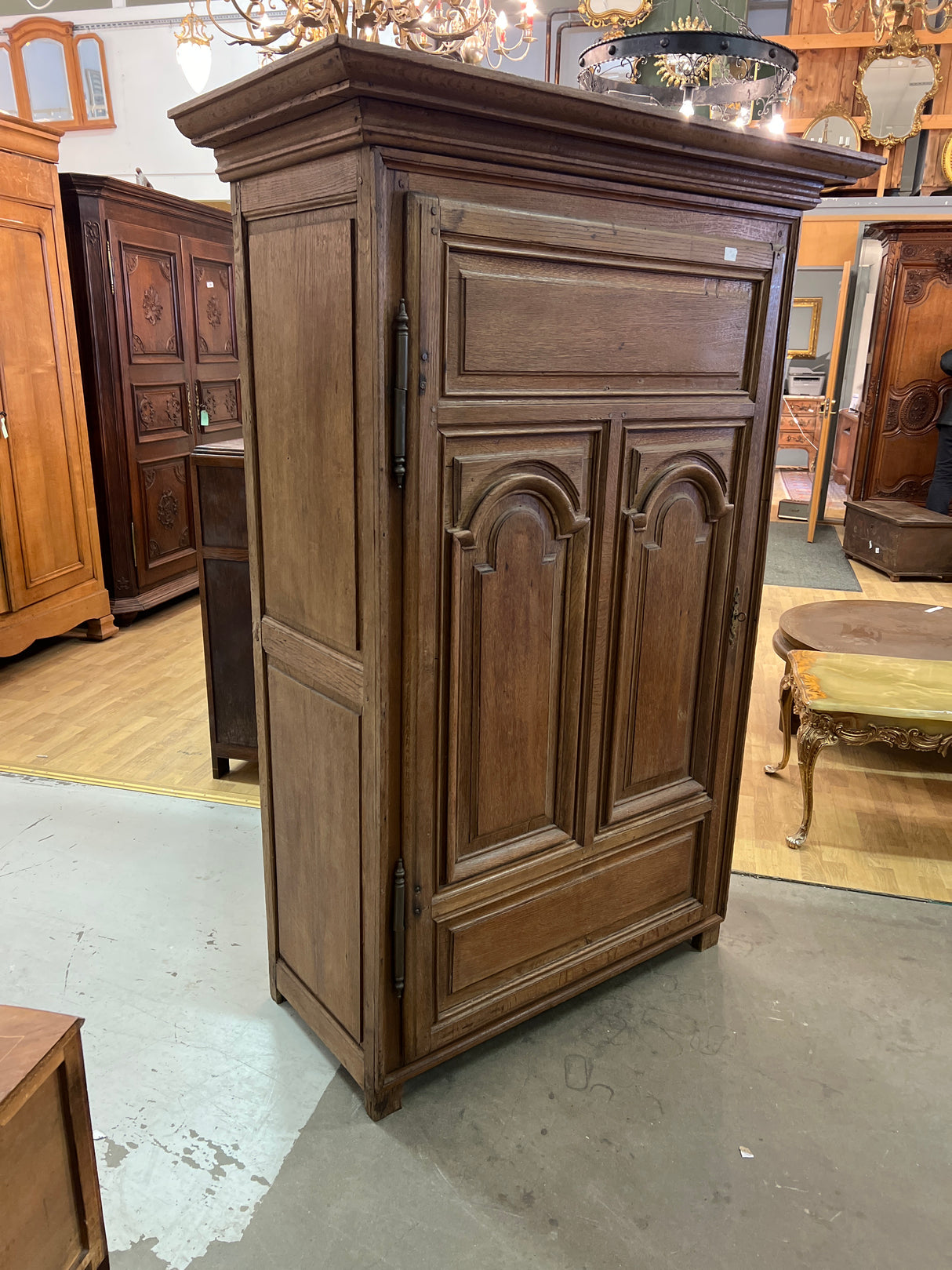 1800-luvun tamminen vaatekaappi