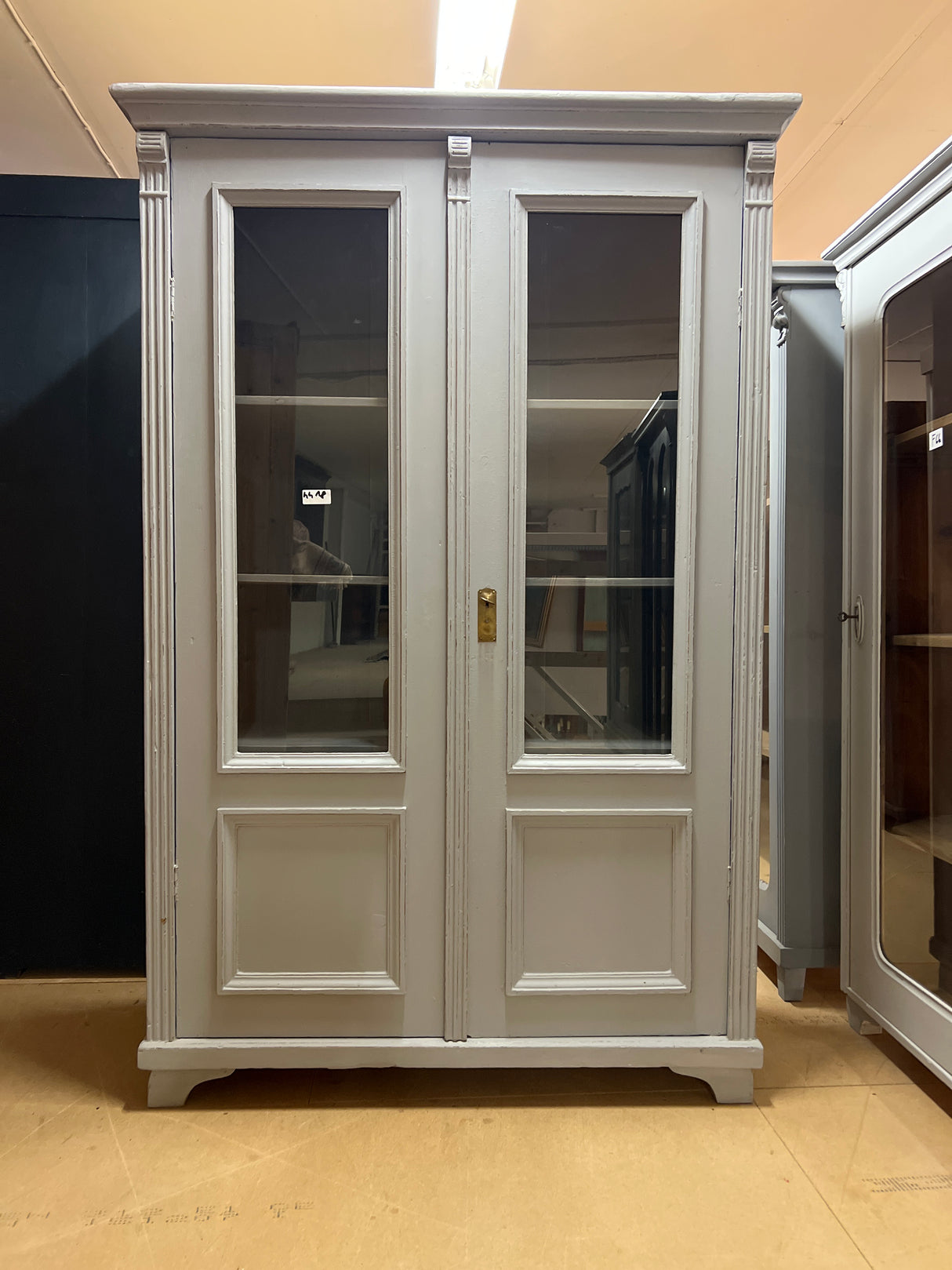 Talonpoikais vitriinikaappi