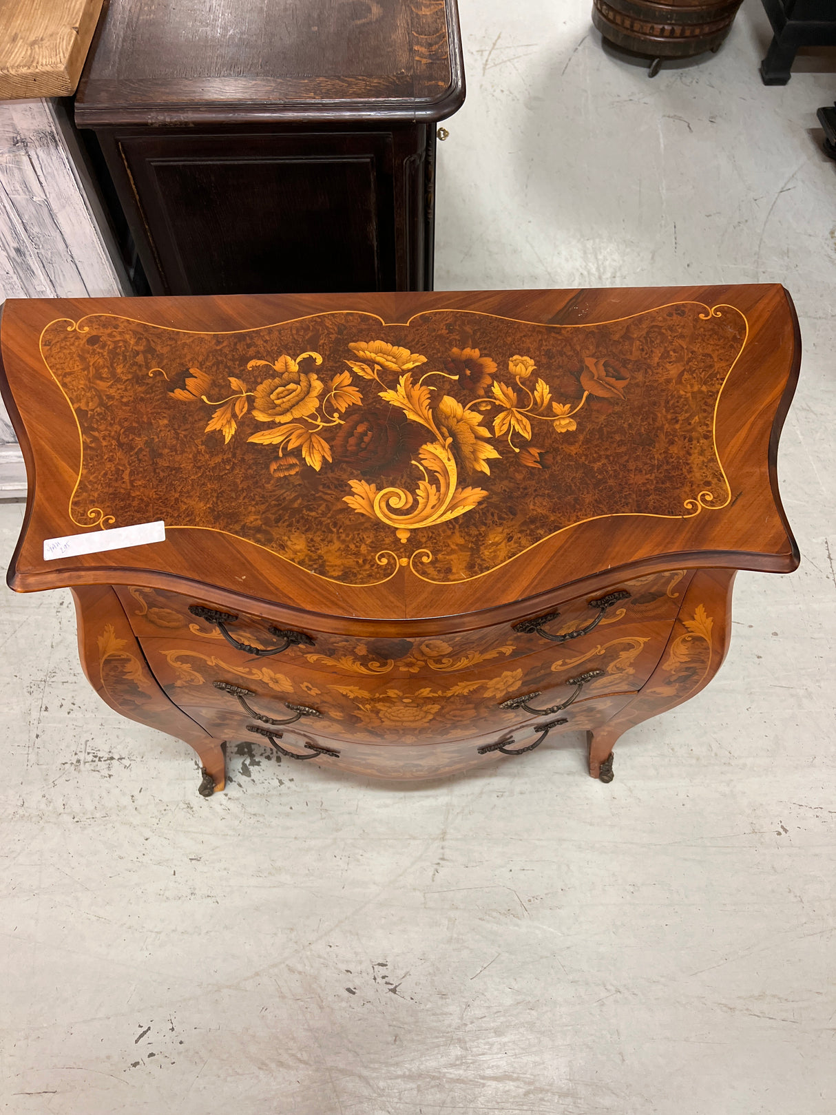 Mahalipasto L. 90cm, S. 42cm ja K. 81cm.