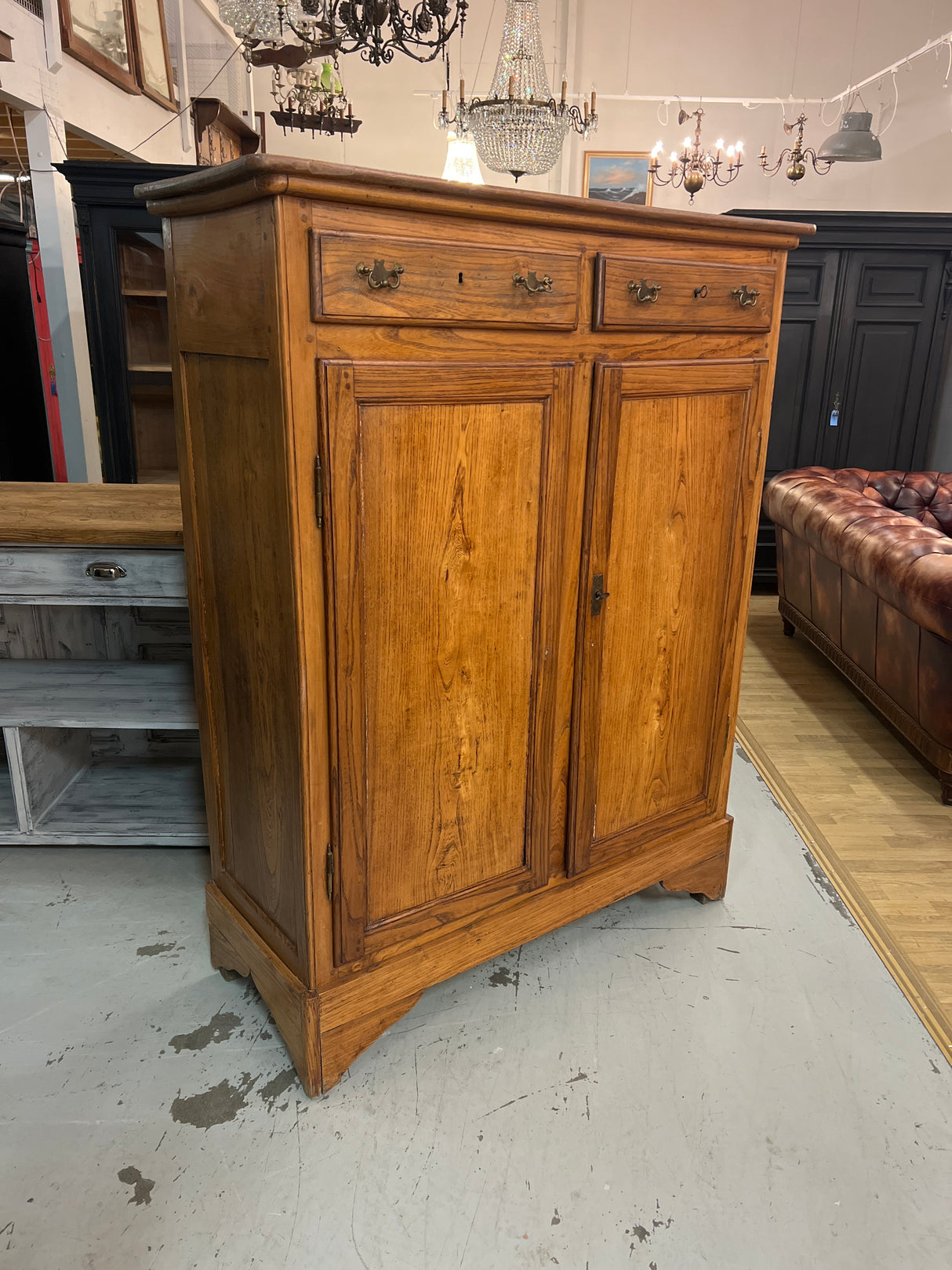 Tamminen liinavaatekaappi L. 125cm, S. 48cm ja K. 159,5cm.