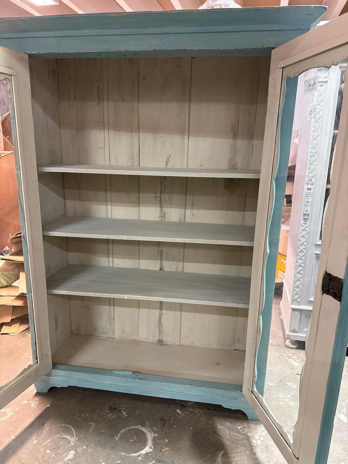 Turkoosi virtriinikappi L.135.5cm, S.52cm, K.182.5cm