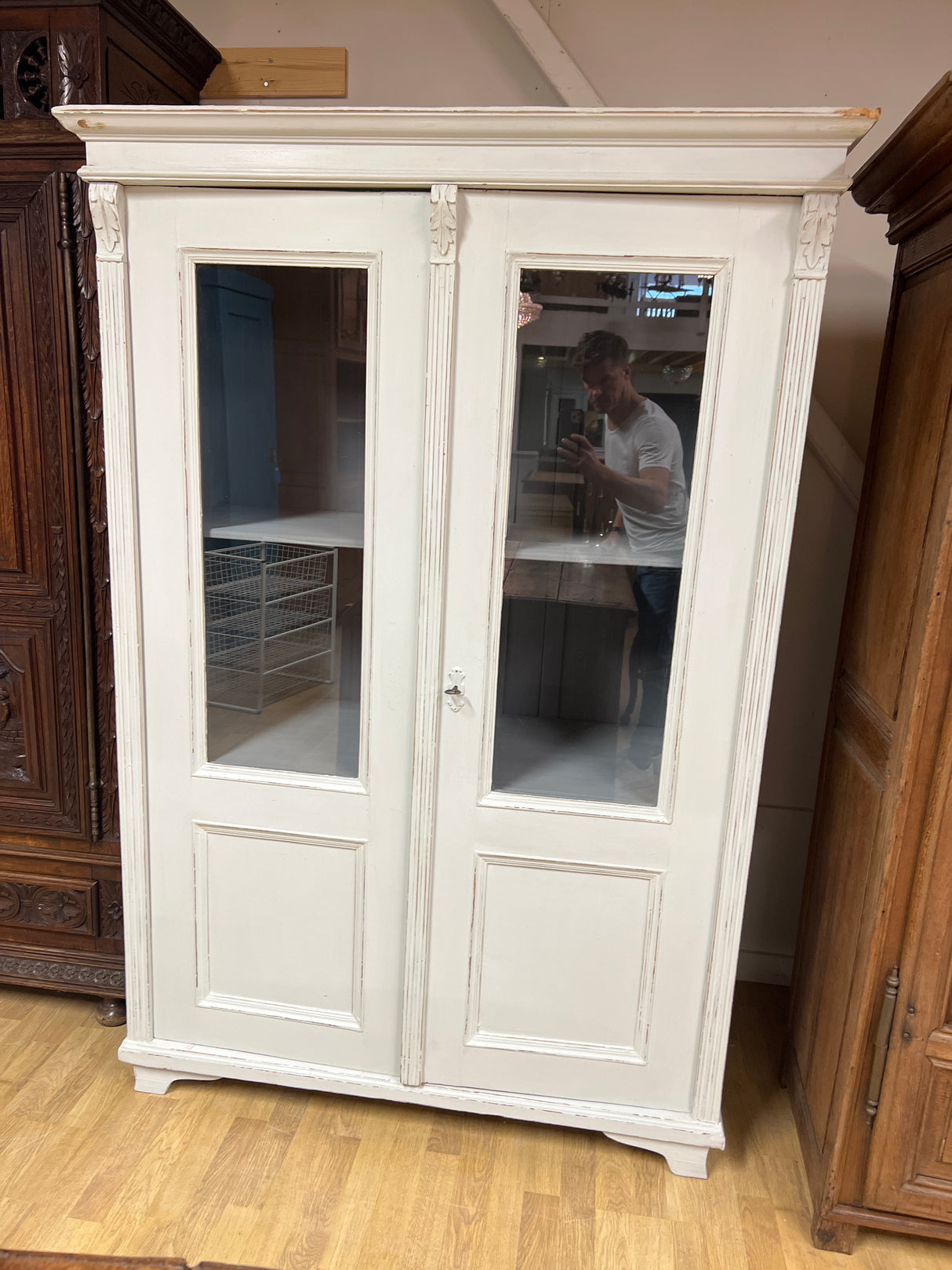 Talonpoikais vitriinikaappi L. 123,5cm, S. 57cm ja K. 181cm.