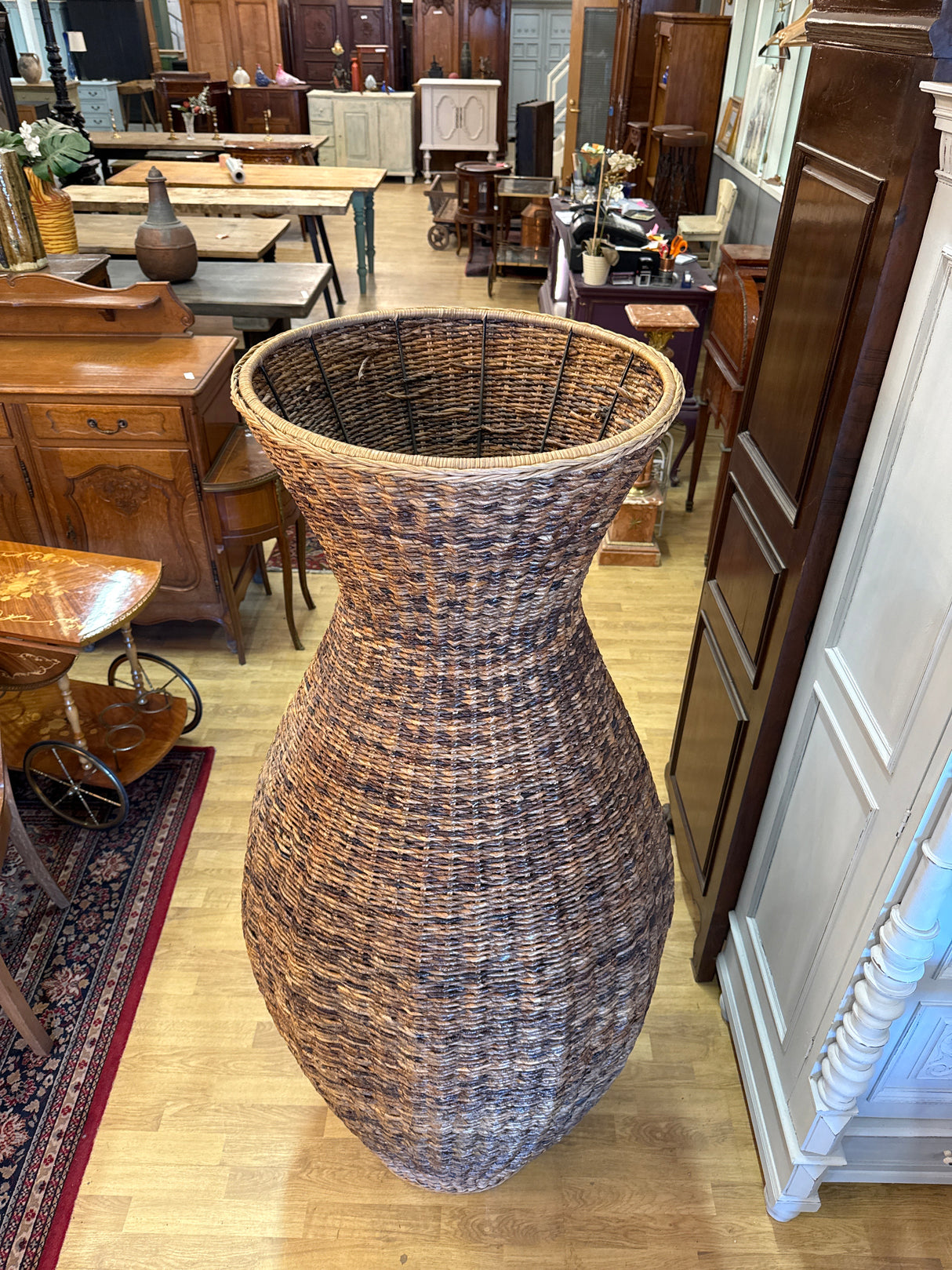 Kaunis jättikokoinen rottinkiruukku